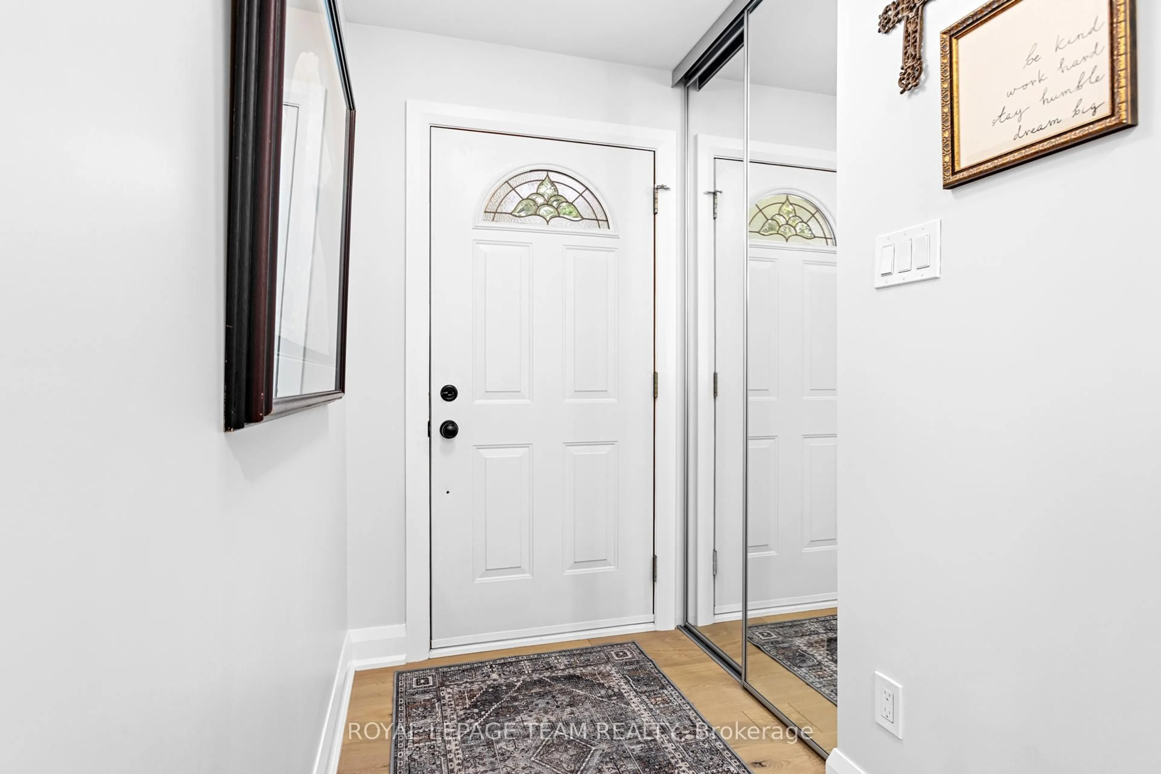 Indoor entryway for 2248 Wallingford Way, North Gower Ontario K0A 2T0