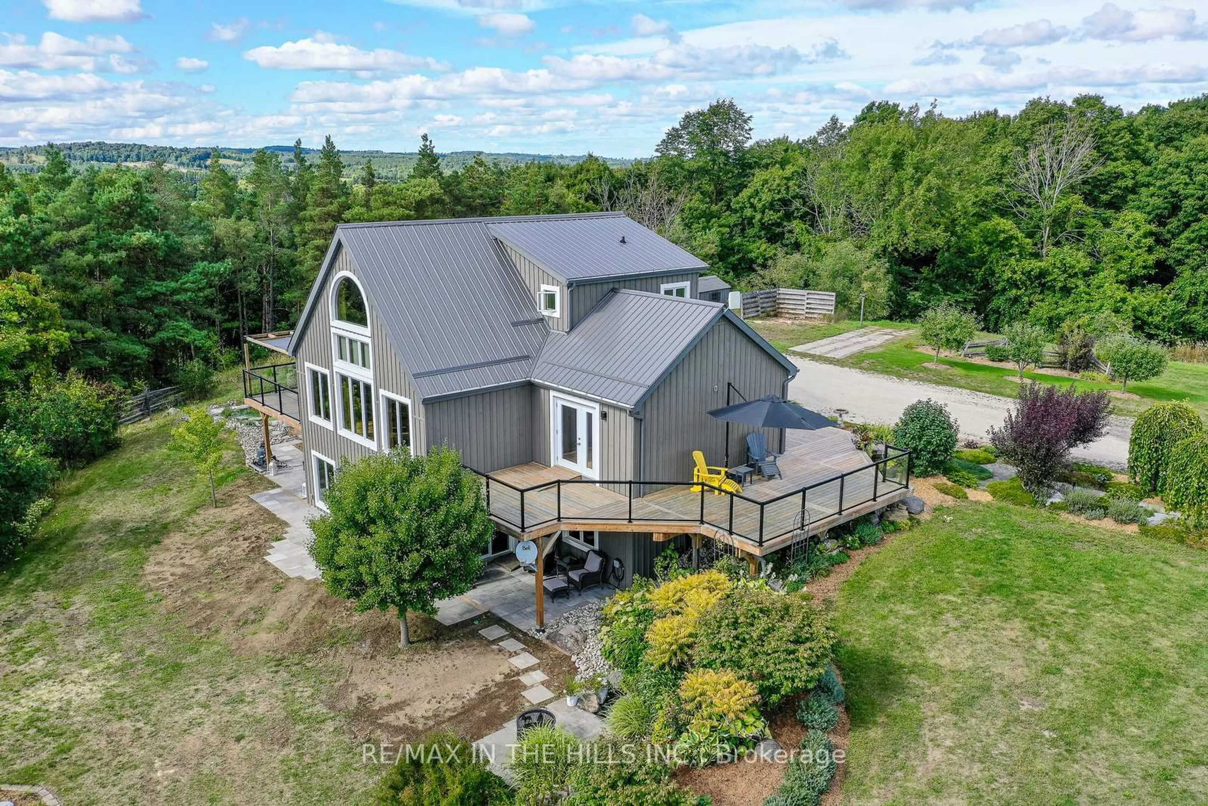 A pic from outside/outdoor area/front of a property/back of a property/a pic from drone, unknown for 954461 7th Line Ehs Rd, Mono Ontario L9W 6G1