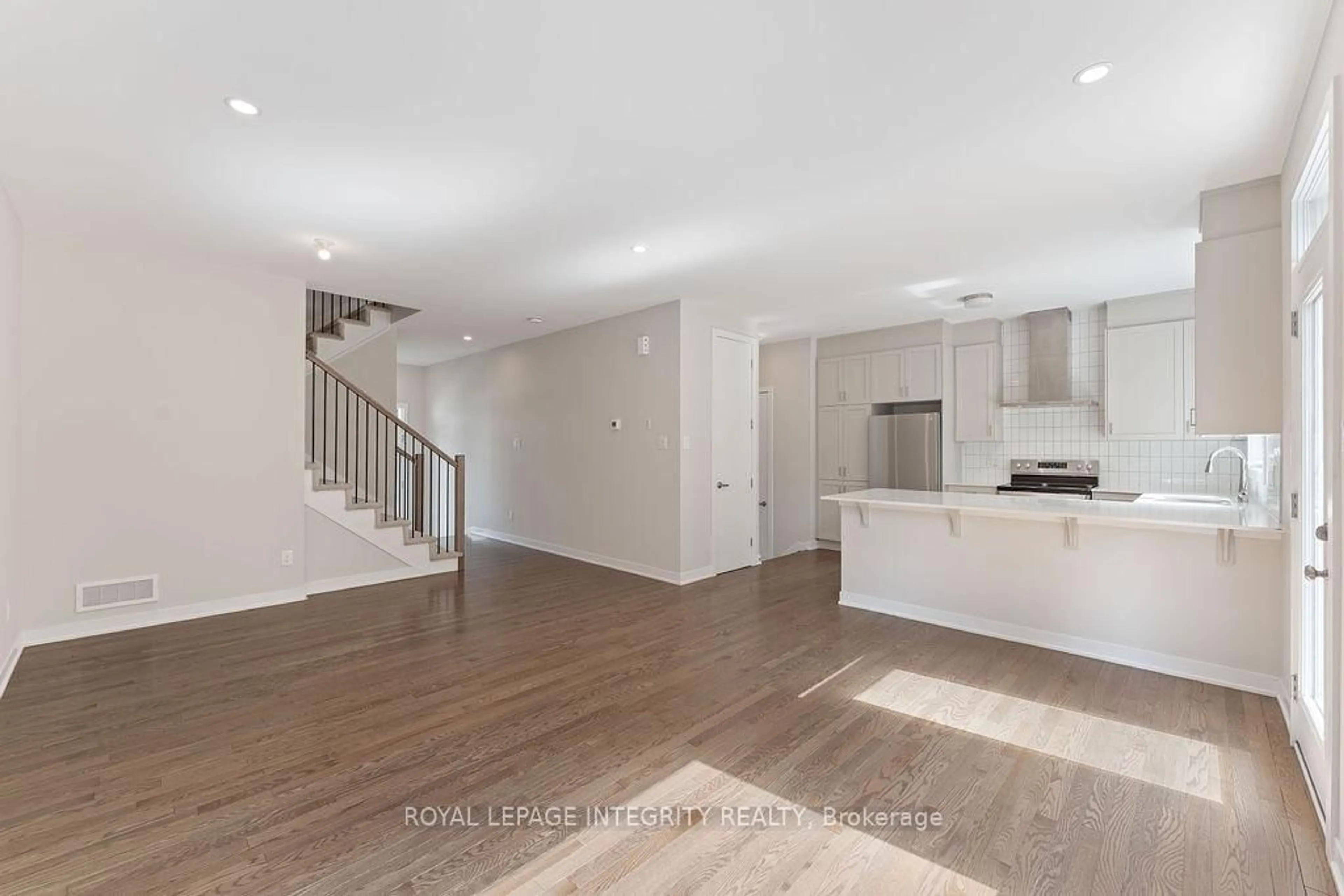 Open concept kitchen, unknown for 255 Falsetto St, Ottawa Ontario K1W 1E9