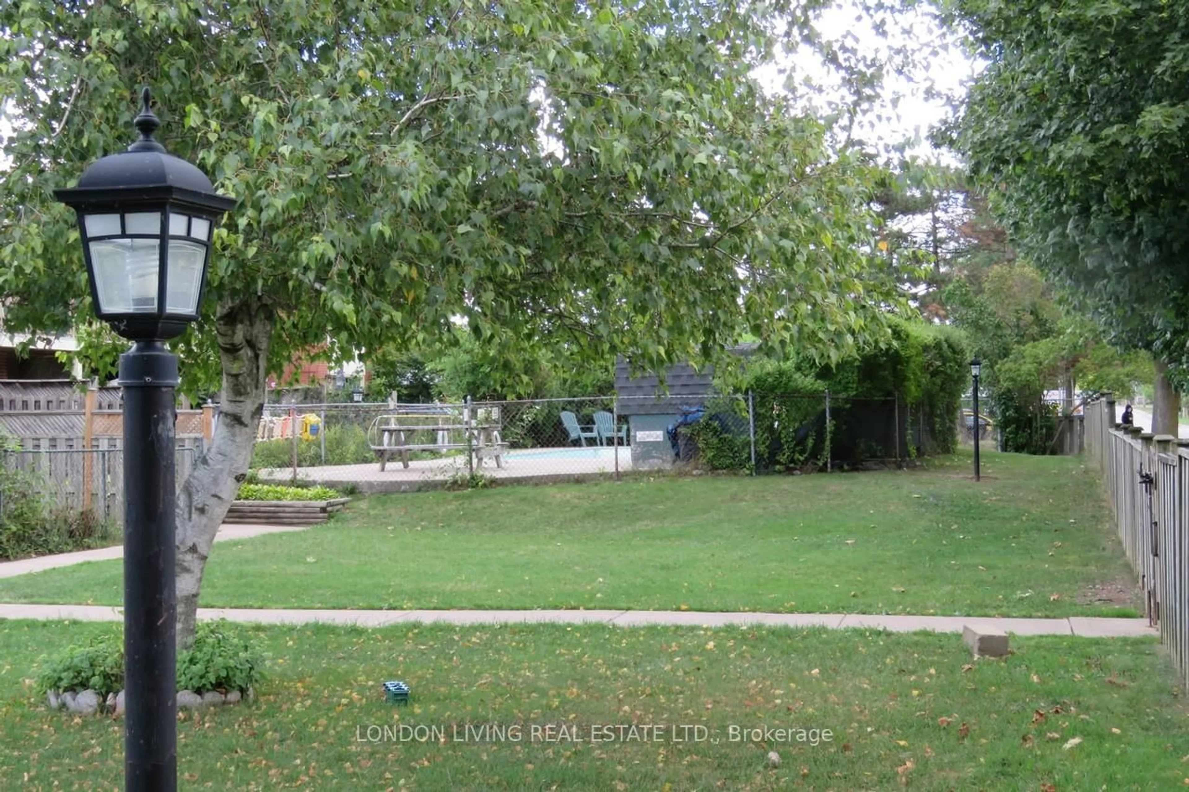 A pic from outside/outdoor area/front of a property/back of a property/a pic from drone, street for 1002 Kipps Lane #7, London East Ontario N5Y 4S5