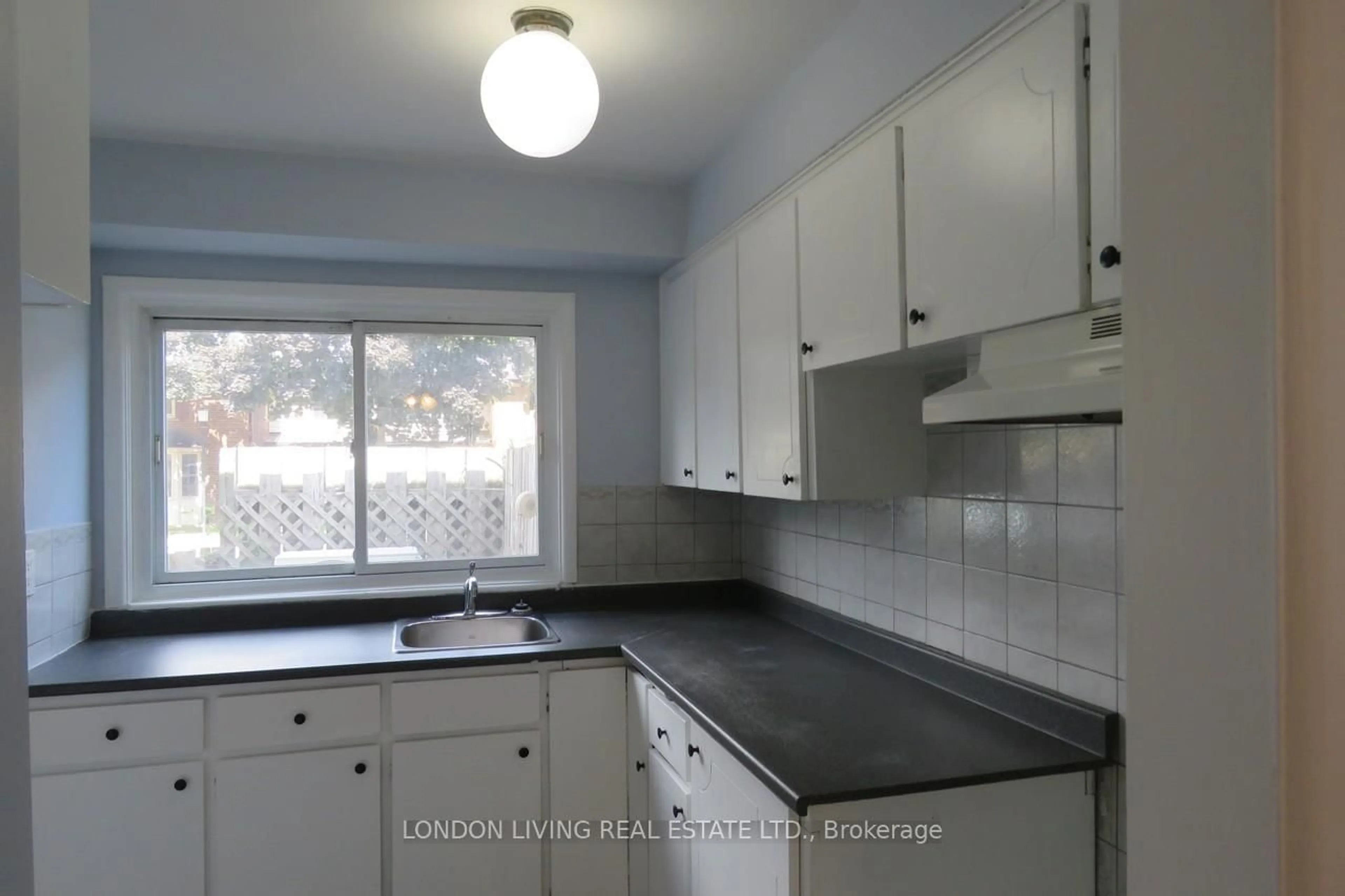Standard kitchen, wood/laminate floor for 1002 Kipps Lane #7, London East Ontario N5Y 4S5