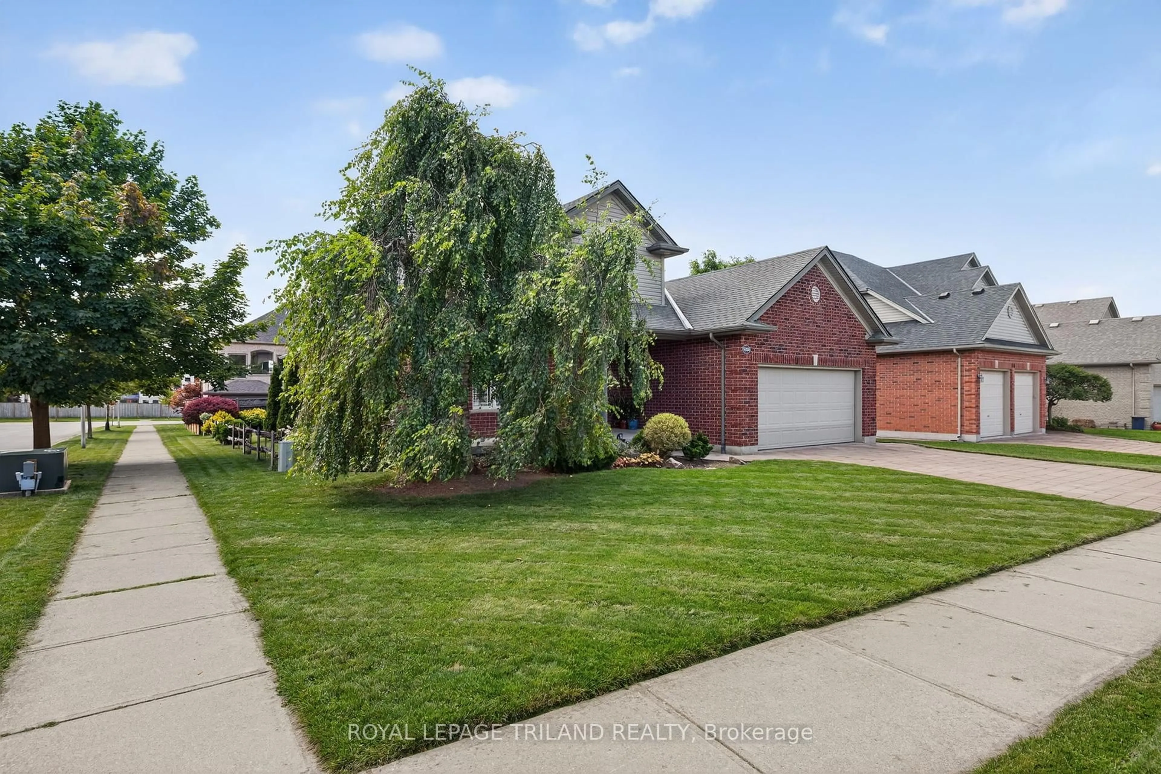 A pic from outside/outdoor area/front of a property/back of a property/a pic from drone, street for 908 COLLINS Dr, London South Ontario N6J 4V1