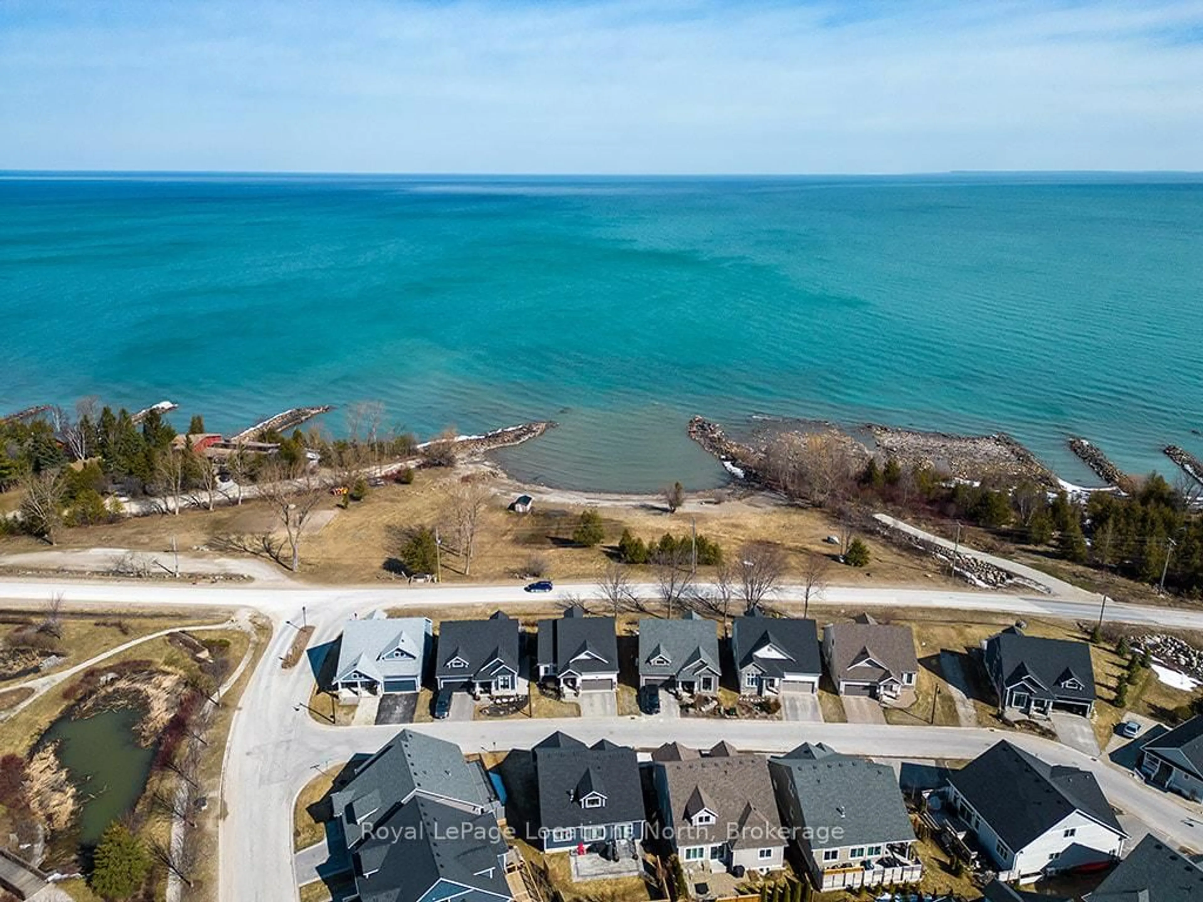 A pic from outside/outdoor area/front of a property/back of a property/a pic from drone, water/lake/river/ocean view for 124 Beacon Dr, Blue Mountains Ontario N0H 2P0