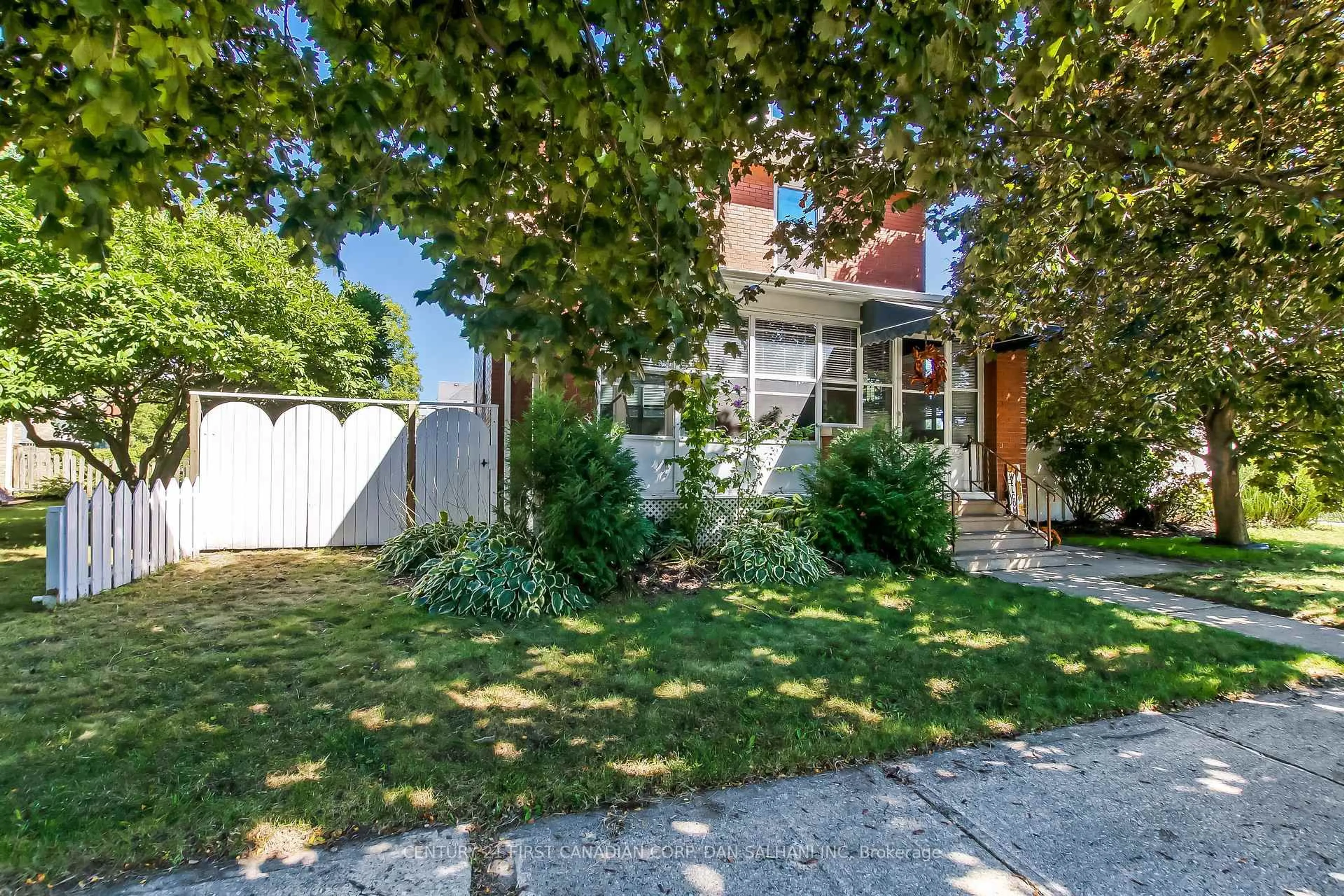 A pic from outside/outdoor area/front of a property/back of a property/a pic from drone, street for 36 Wilson Ave, St. Thomas Ontario N5R 3P8