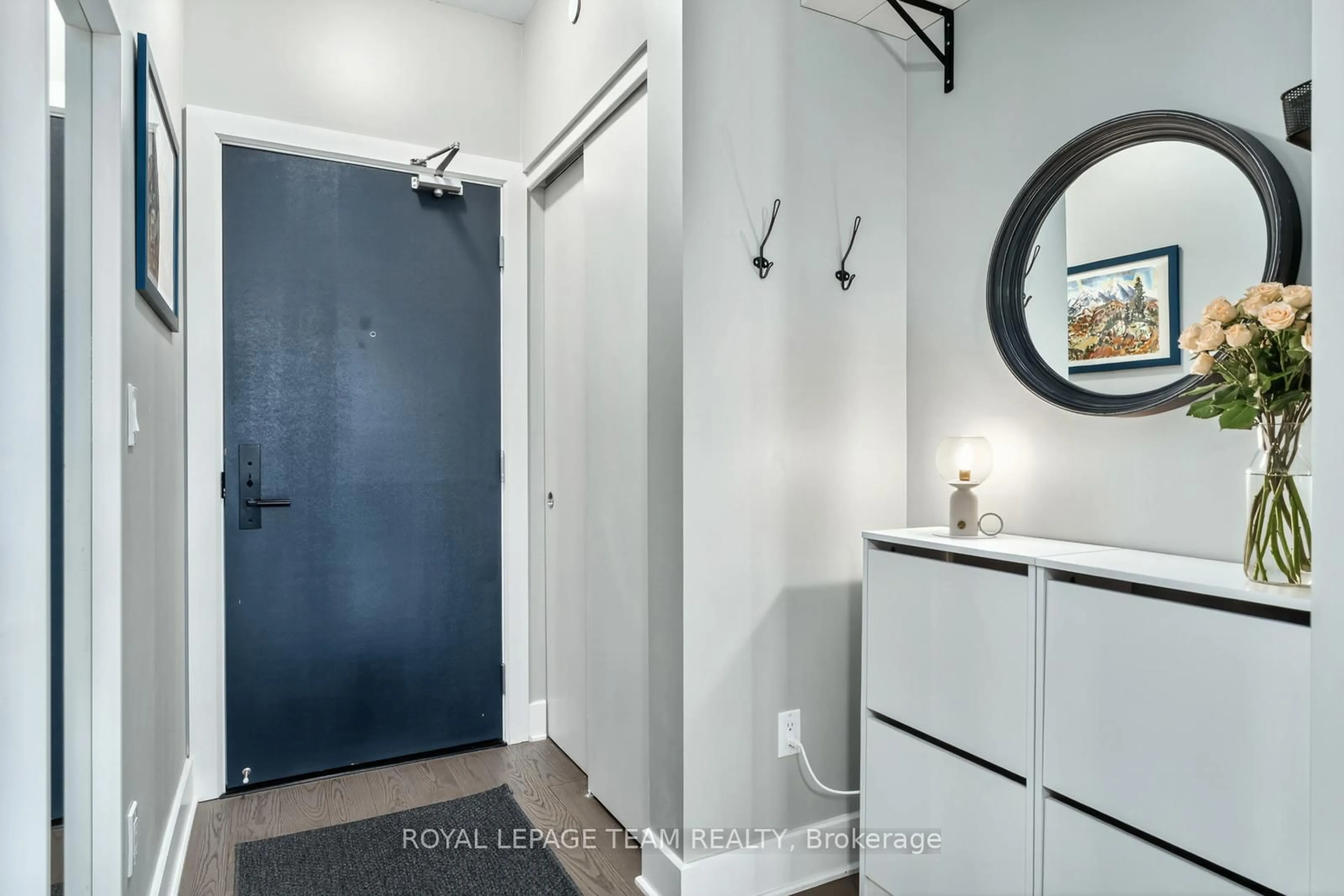Indoor entryway for 255 Bay St #416, Ottawa Ontario K1R 0C5