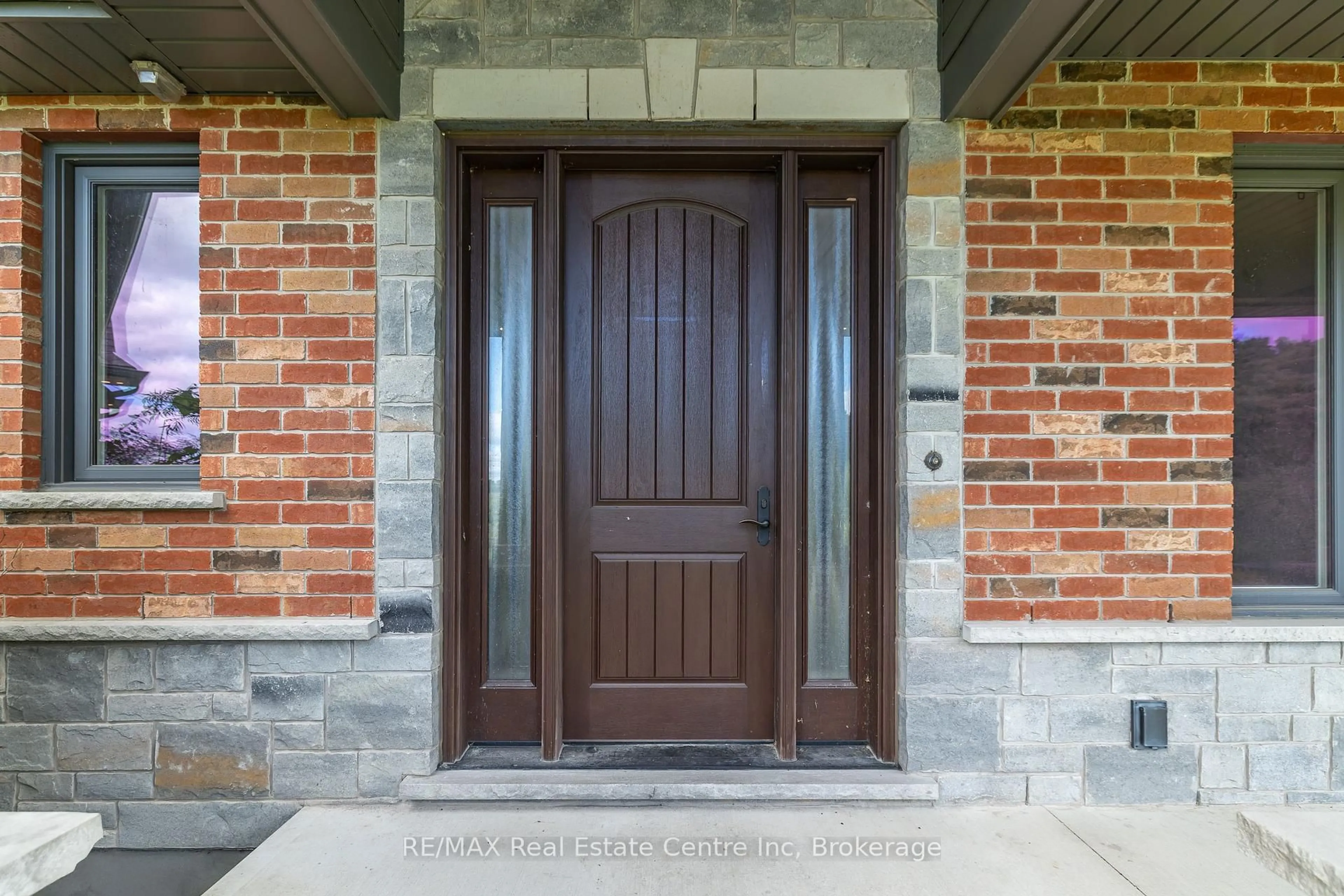 Indoor entryway for 7355 Concession 1 Rd, Puslinch Ontario N0B 2J0