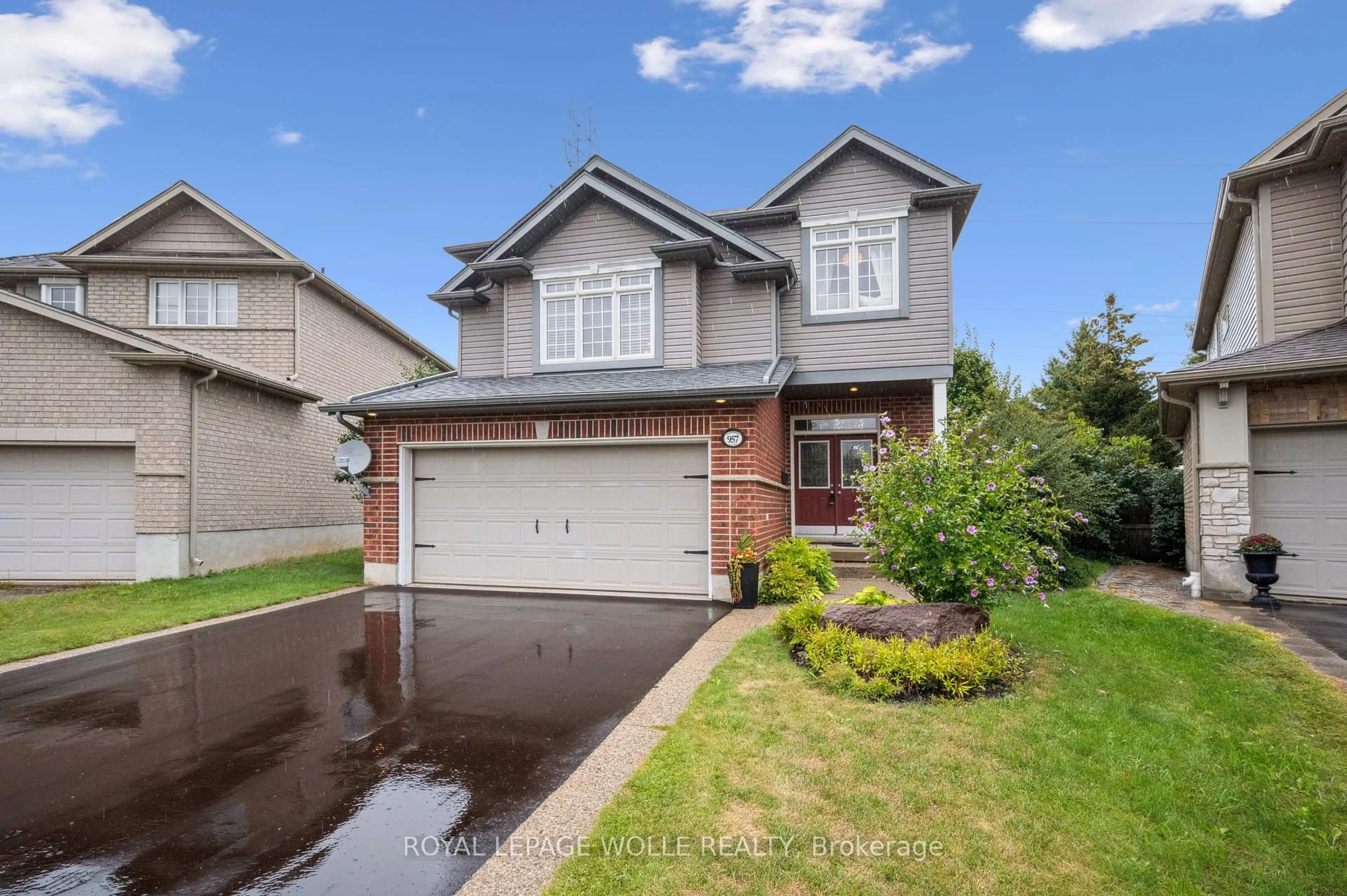 Home with vinyl exterior material, street for 957 Banffshire Crt, Kitchener Ontario N2R 1W8