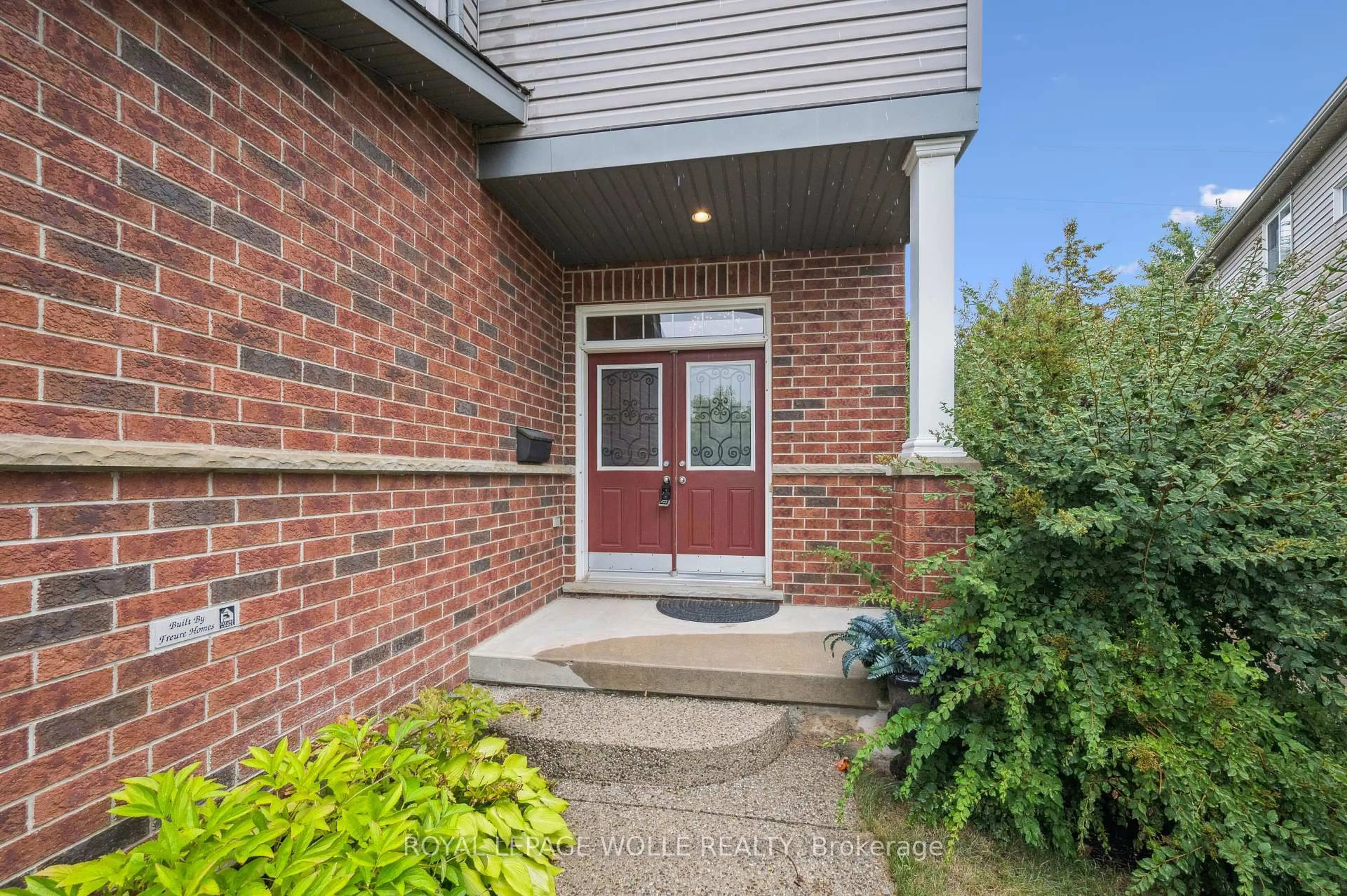 Indoor entryway for 957 Banffshire Crt, Kitchener Ontario N2R 1W8
