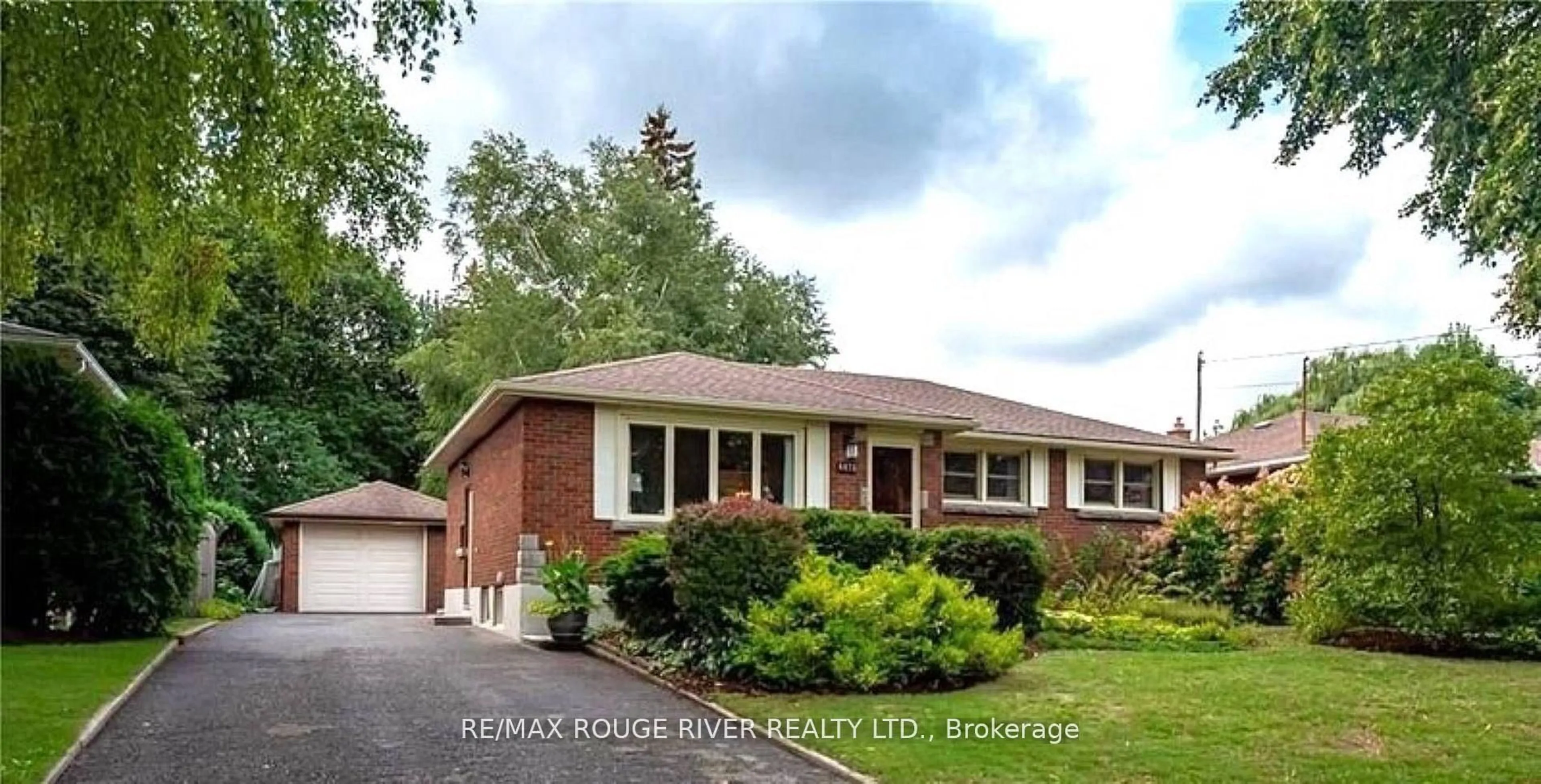 Home with brick exterior material, street for 6478 Brock St, Niagara Falls Ontario L2J 1W3
