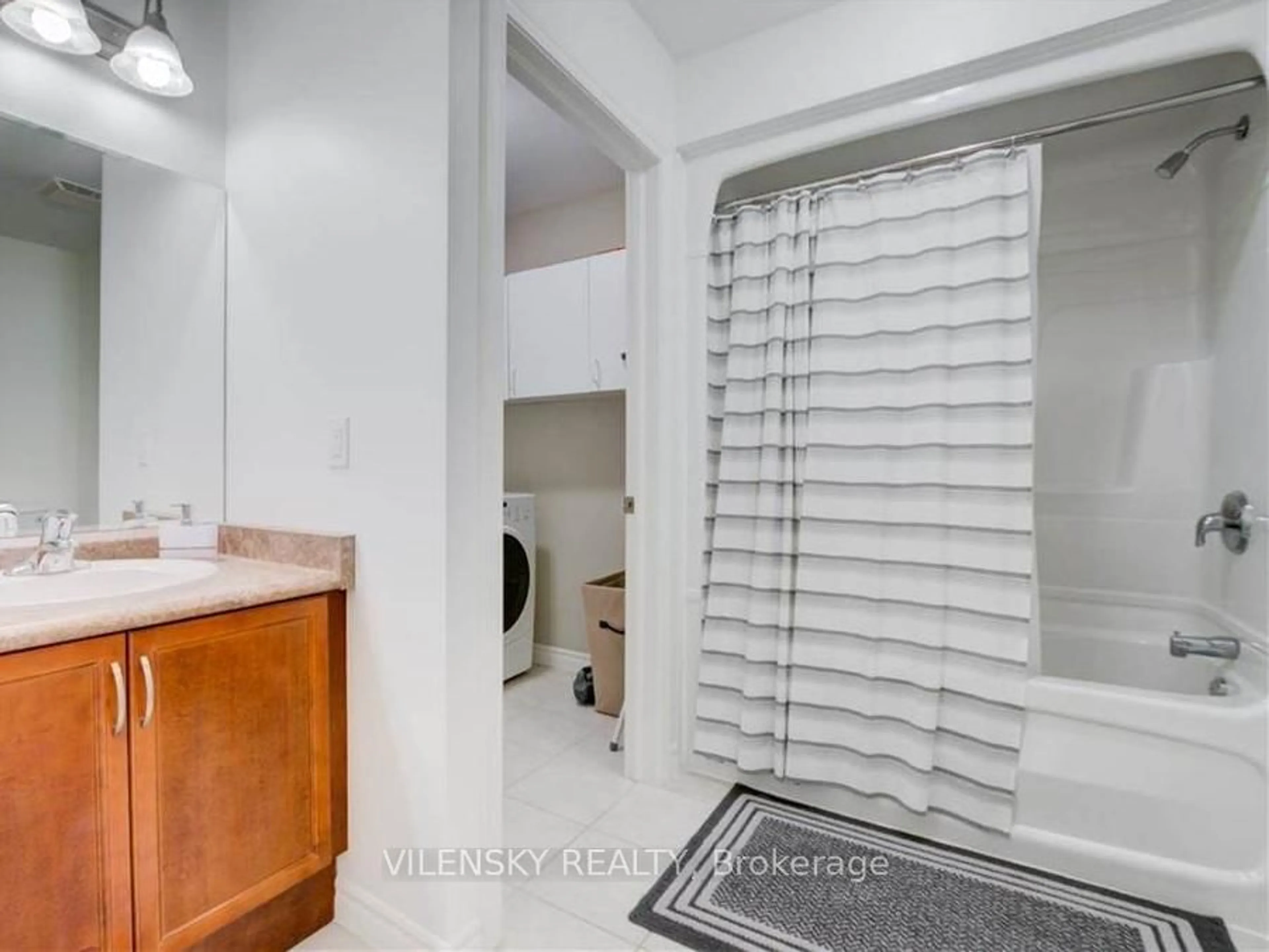 Standard bathroom, unknown for 572 Thistlewood Dr #7, London North Ontario N5X 4N6