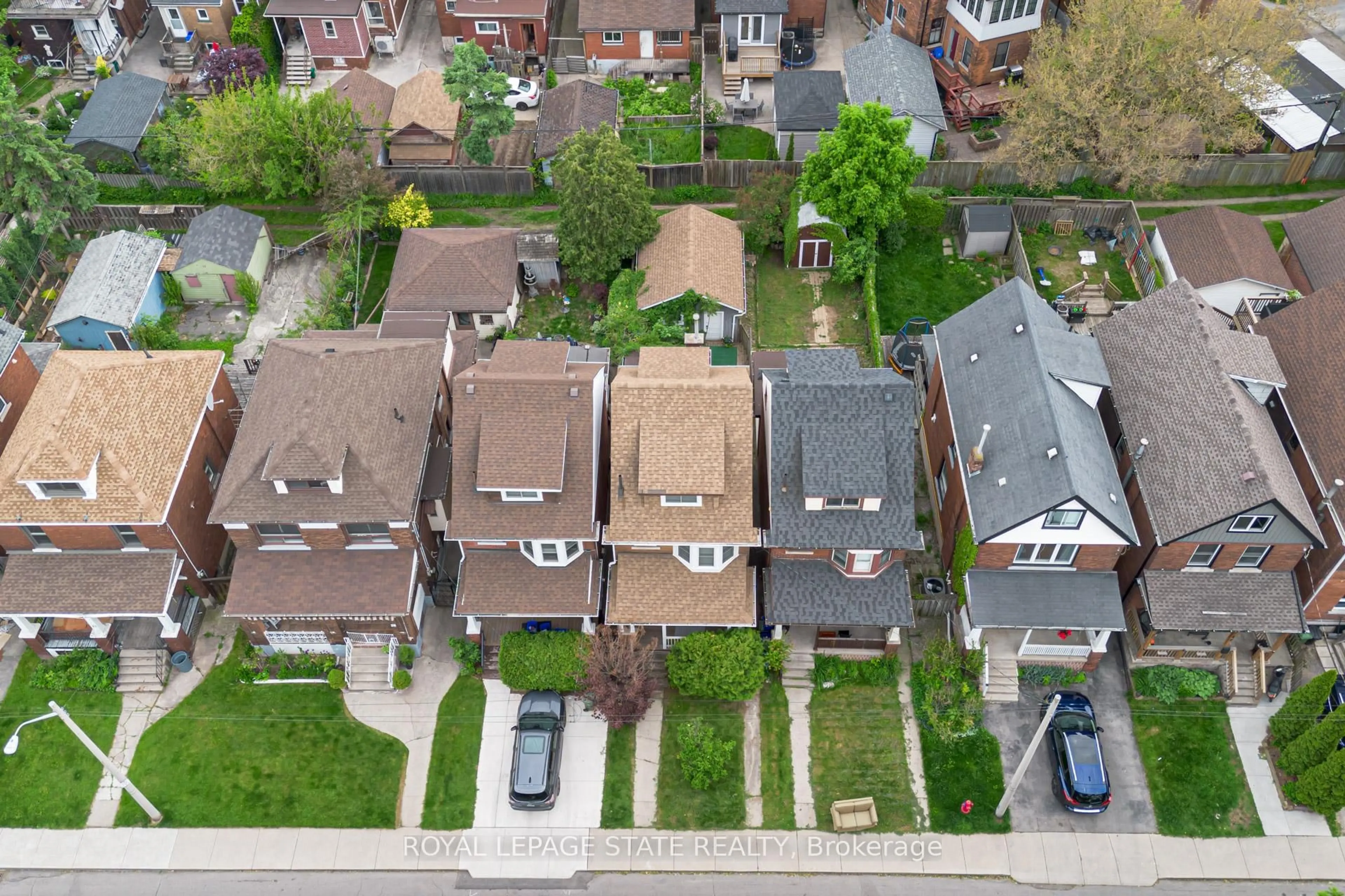 A pic from outside/outdoor area/front of a property/back of a property/a pic from drone, street for 39 East Bend Ave, Hamilton Ontario L8M 3E4