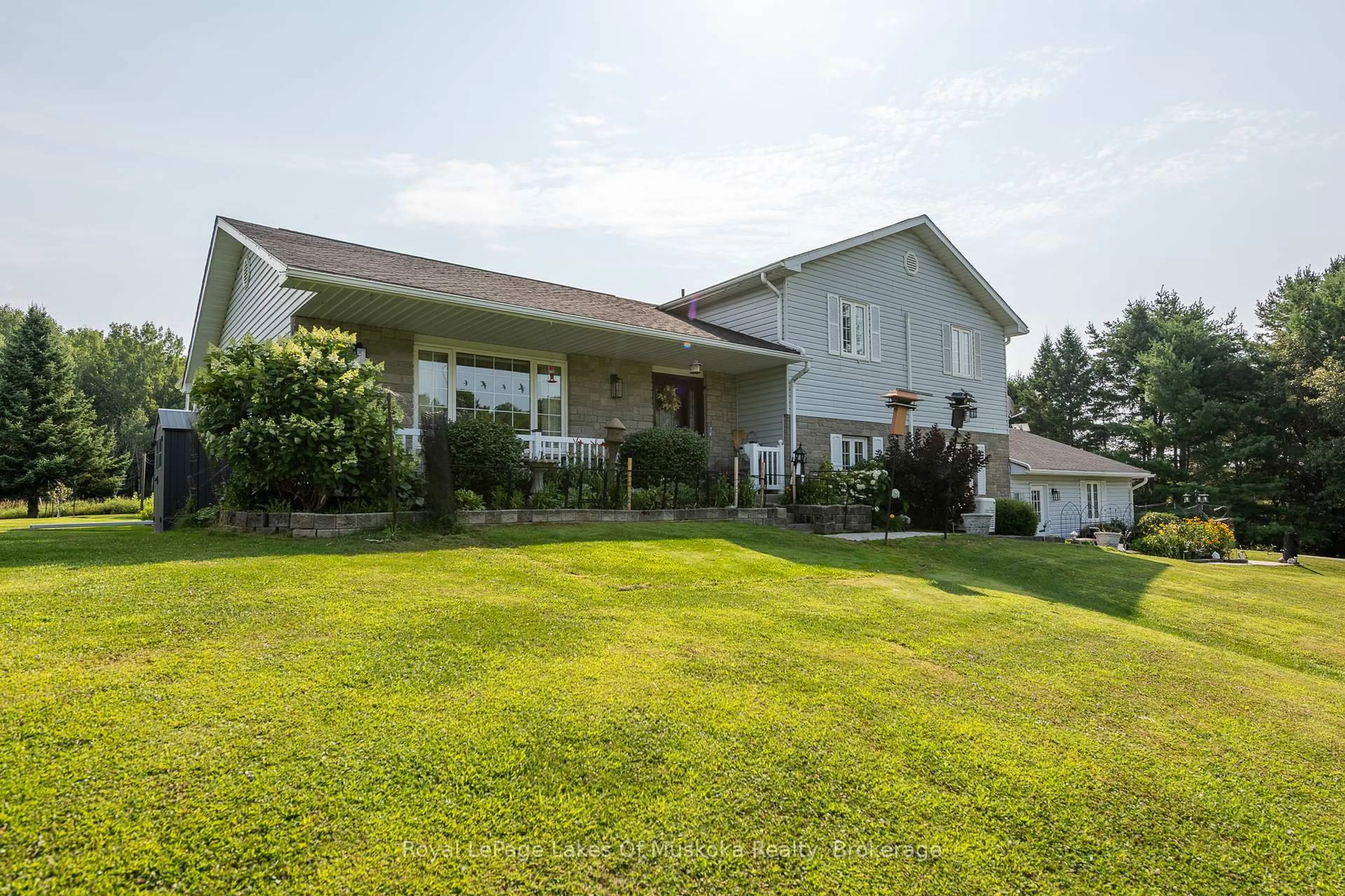 A pic from outside/outdoor area/front of a property/back of a property/a pic from drone, mountain view for 284 South Fairy Lake Rd, Huntsville Ontario P1H 1R5