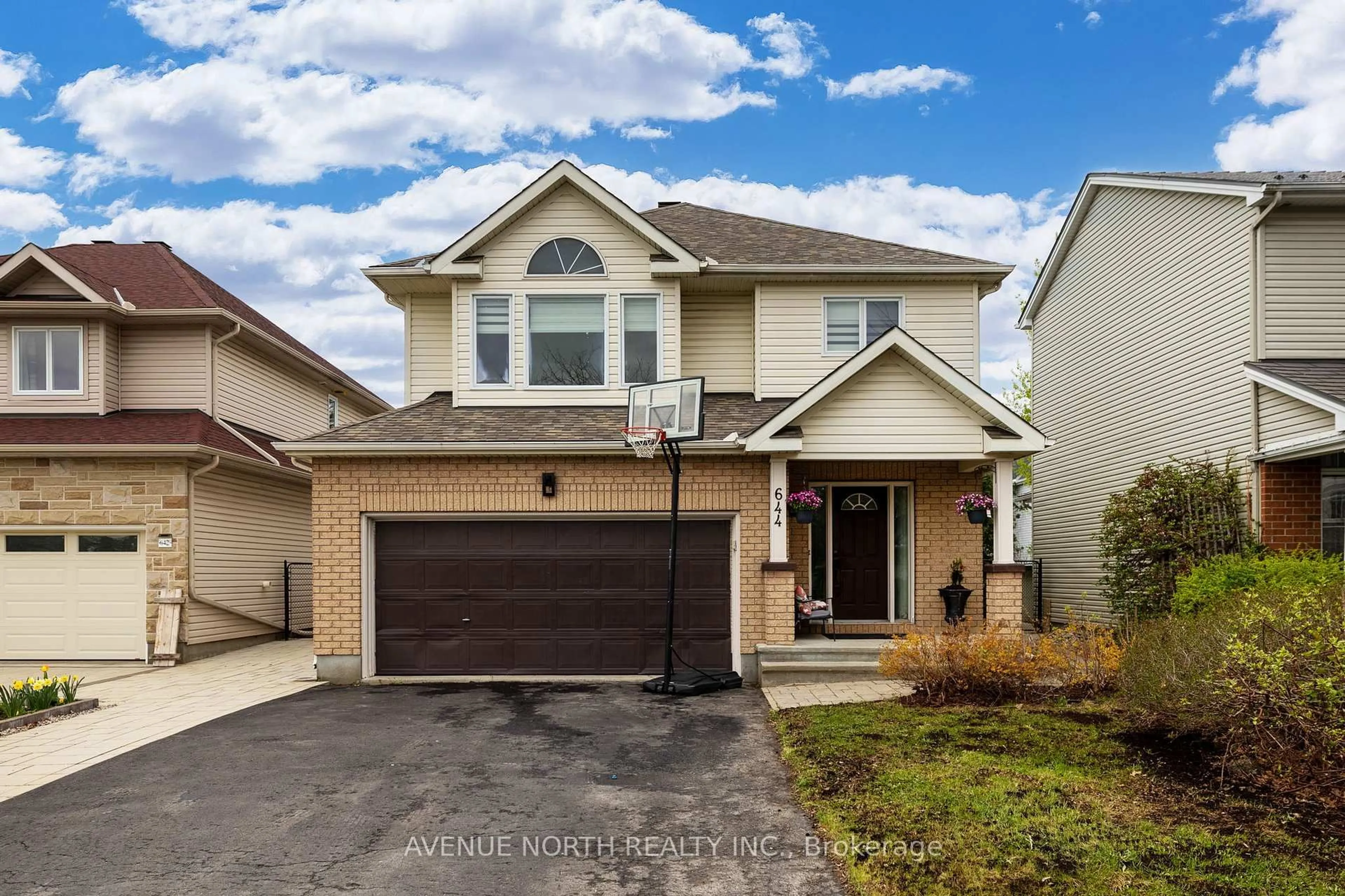 Home with vinyl exterior material, street for 644 Devonwood Circ, Ottawa Ontario K1T 4E7