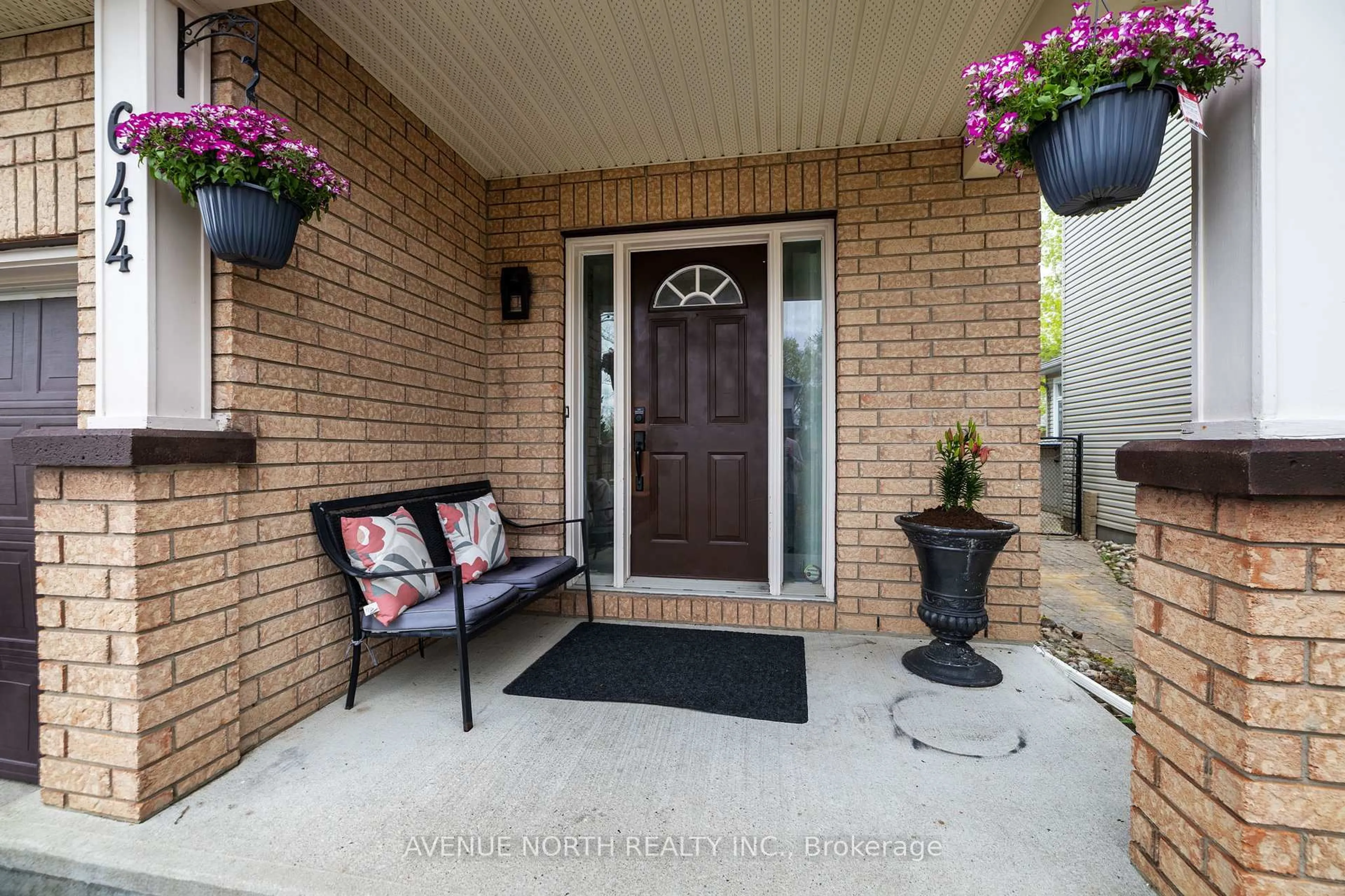 Indoor entryway for 644 Devonwood Circ, Ottawa Ontario K1T 4E7