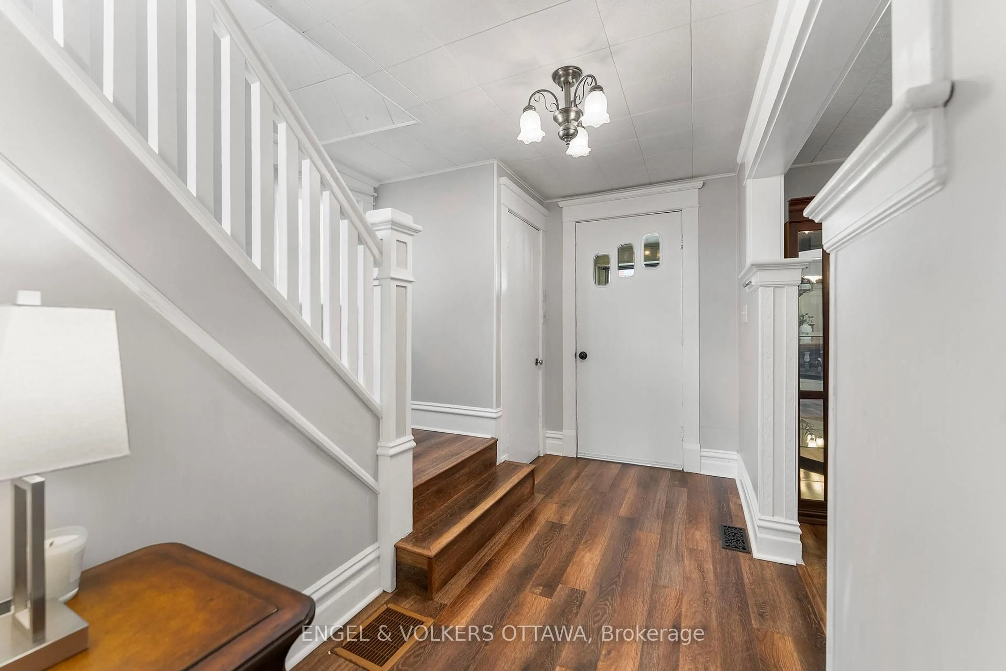 Indoor entryway for 39 Main St, Rideau Lakes Ontario K0G 1E0