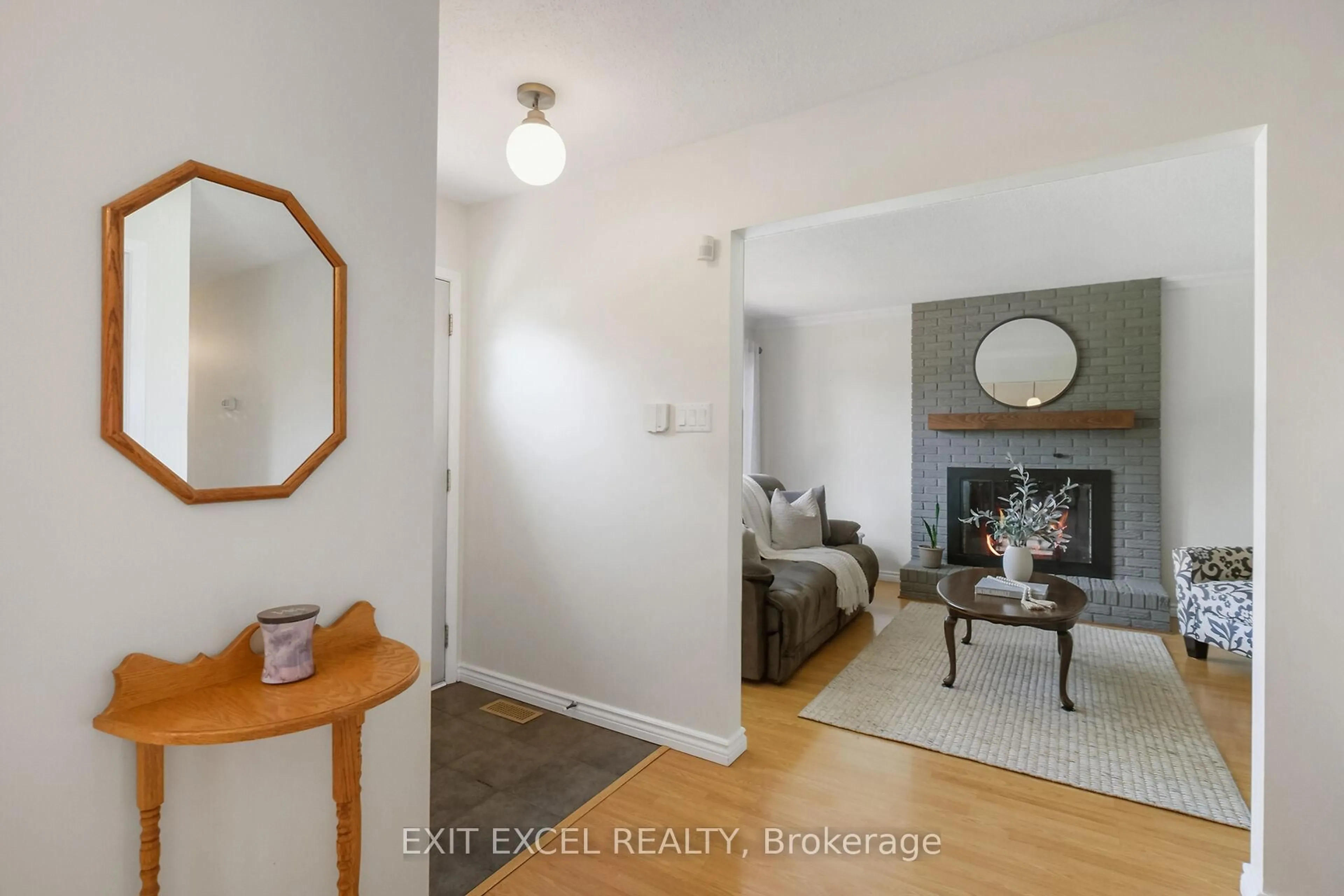 Indoor entryway for 396 Roxdale Ave, Ottawa Ontario K1E 1V5