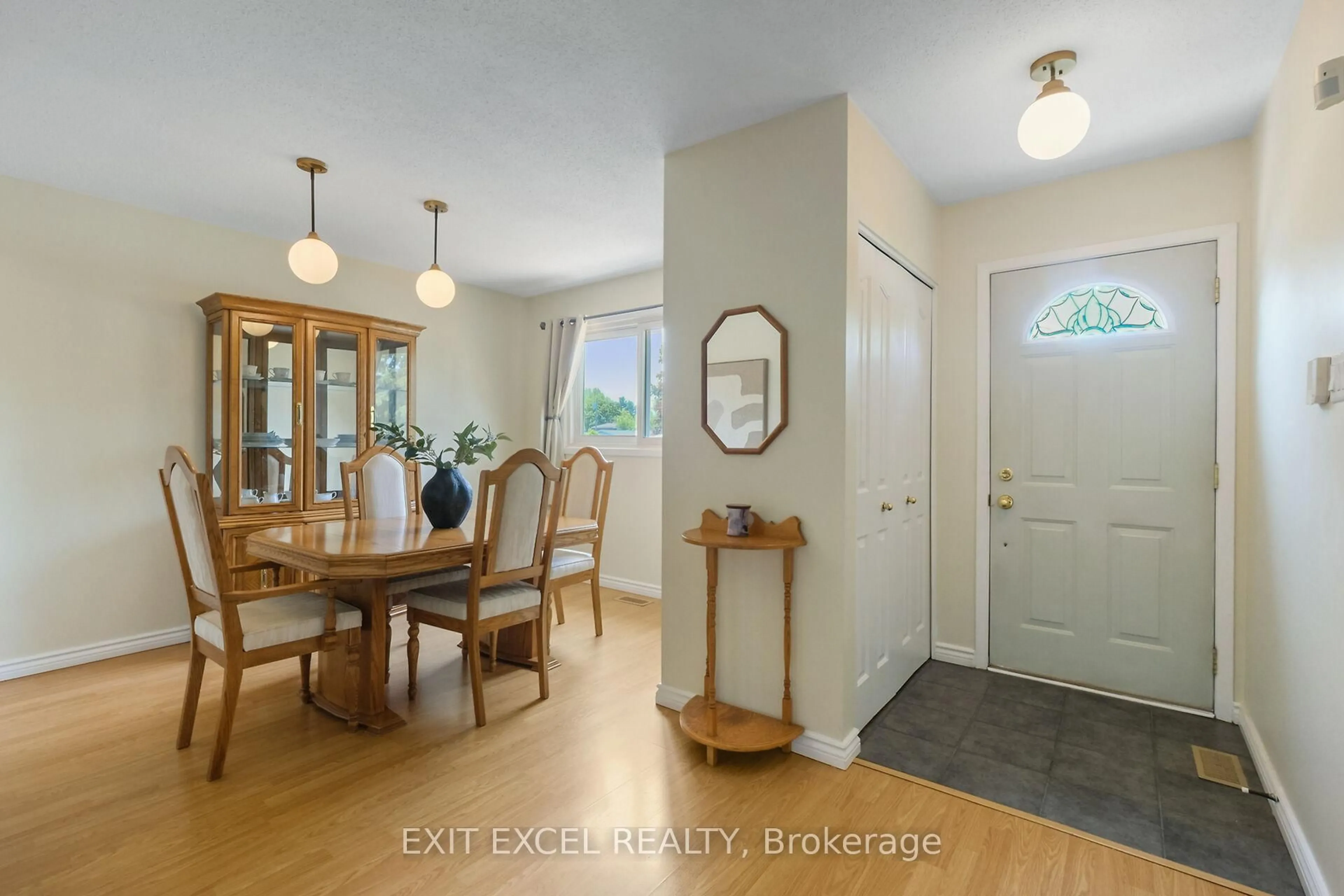 Indoor entryway for 396 Roxdale Ave, Ottawa Ontario K1E 1V5