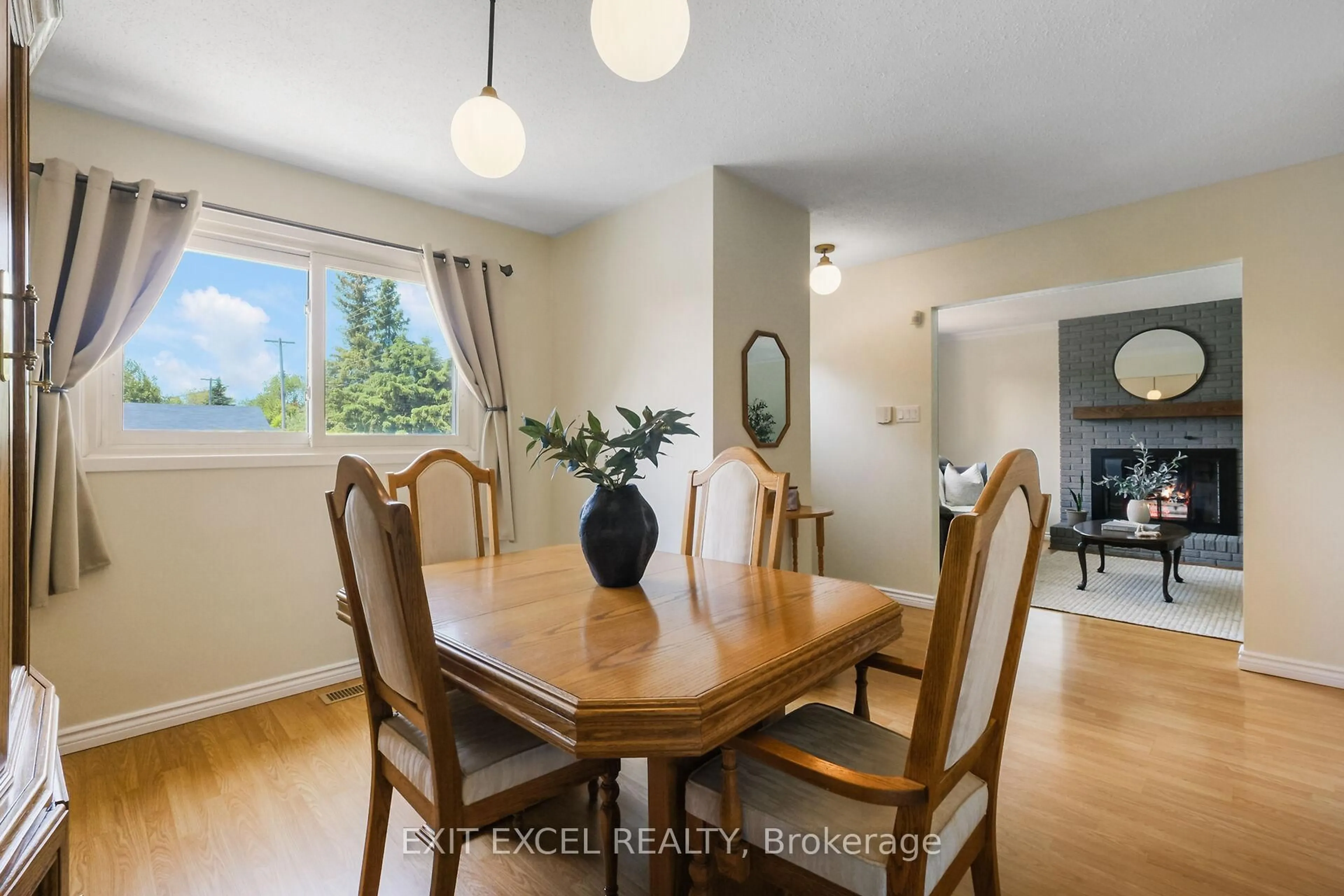 Dining room, wood/laminate floor for 396 Roxdale Ave, Ottawa Ontario K1E 1V5