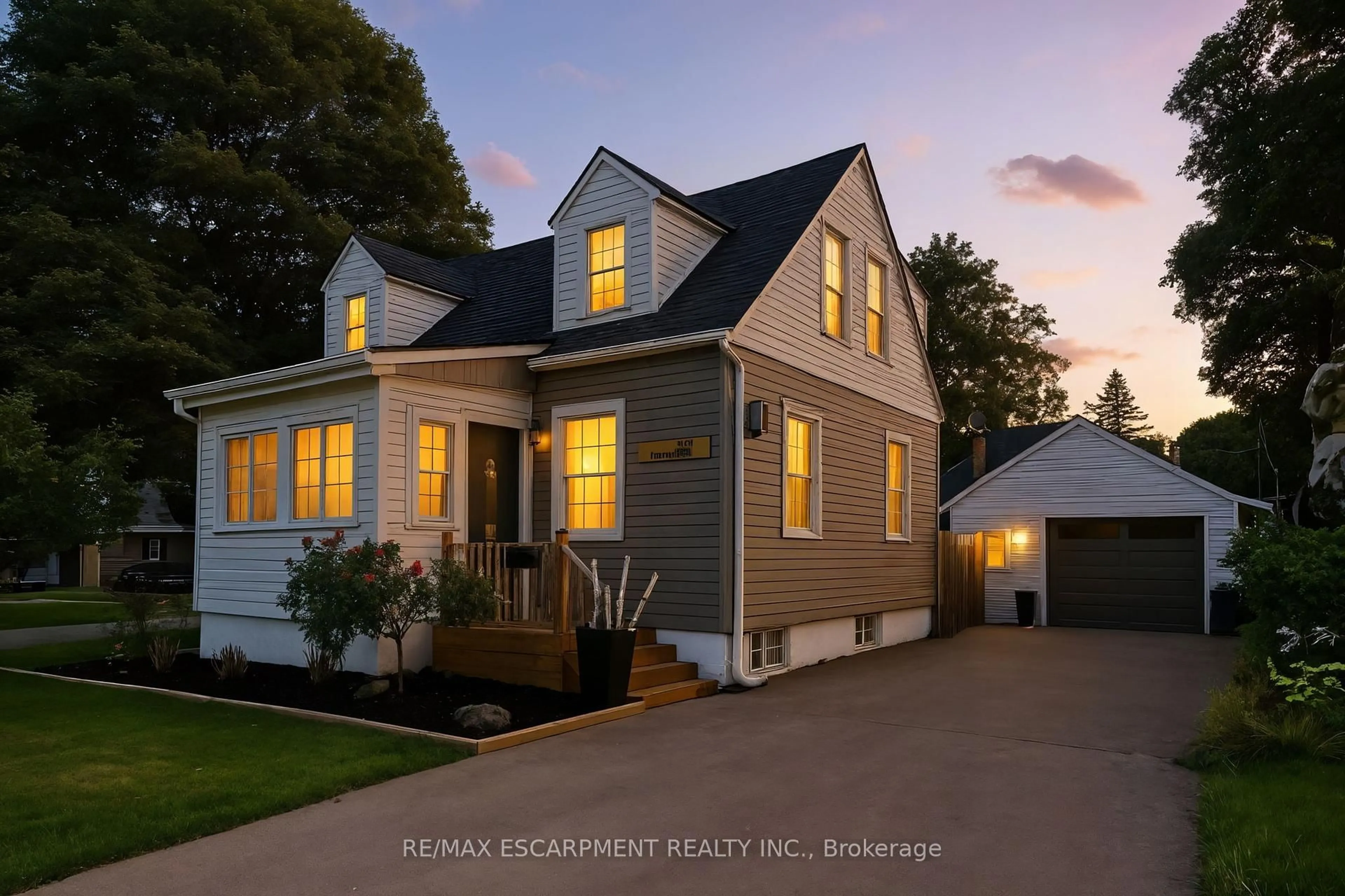 Home with vinyl exterior material, street for 237 Fifth Ave, Woodstock Ontario N4S 2G3