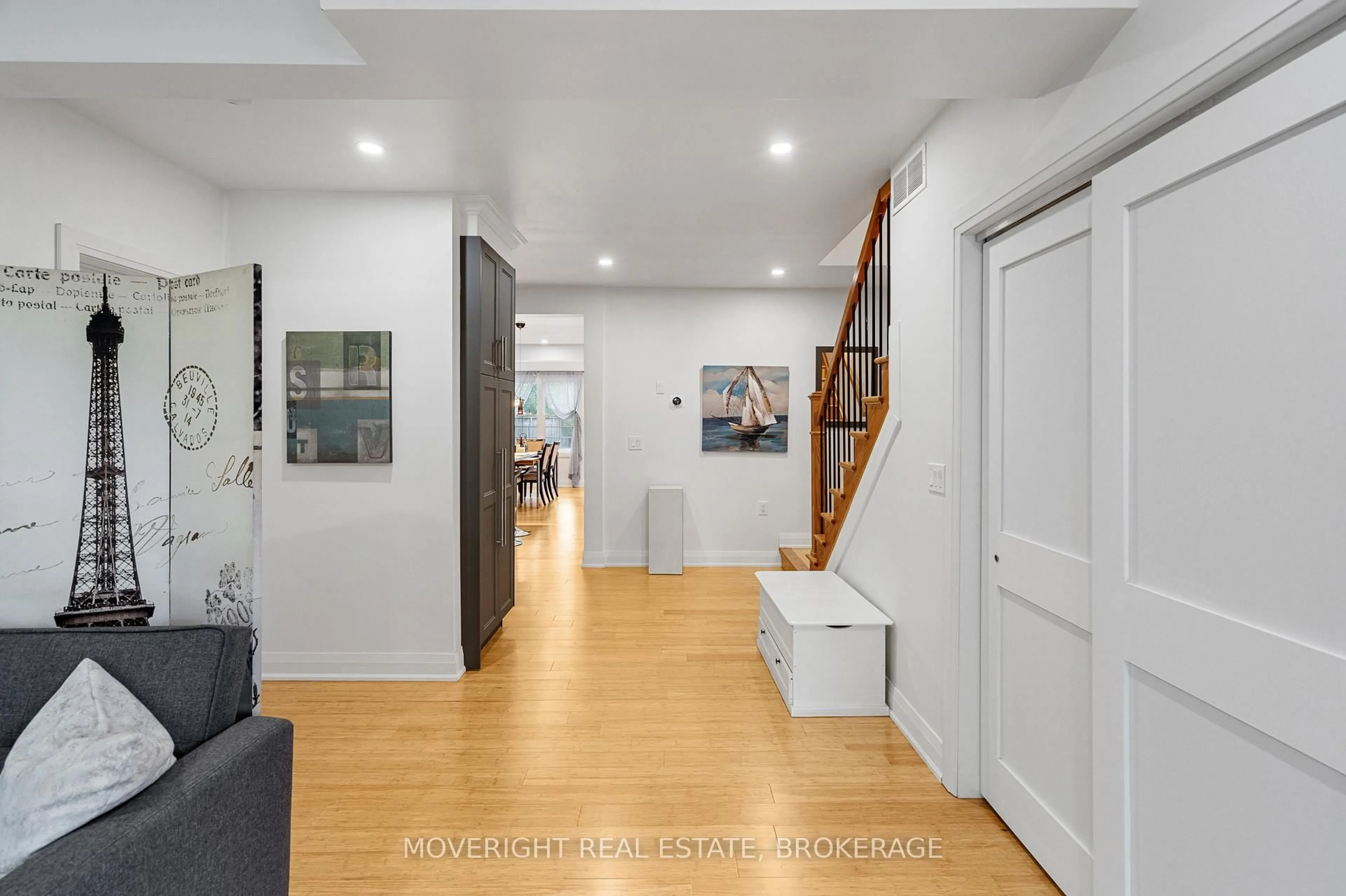 Indoor foyer for 318 Beachview Ave, Fort Erie Ontario L2A 4L7
