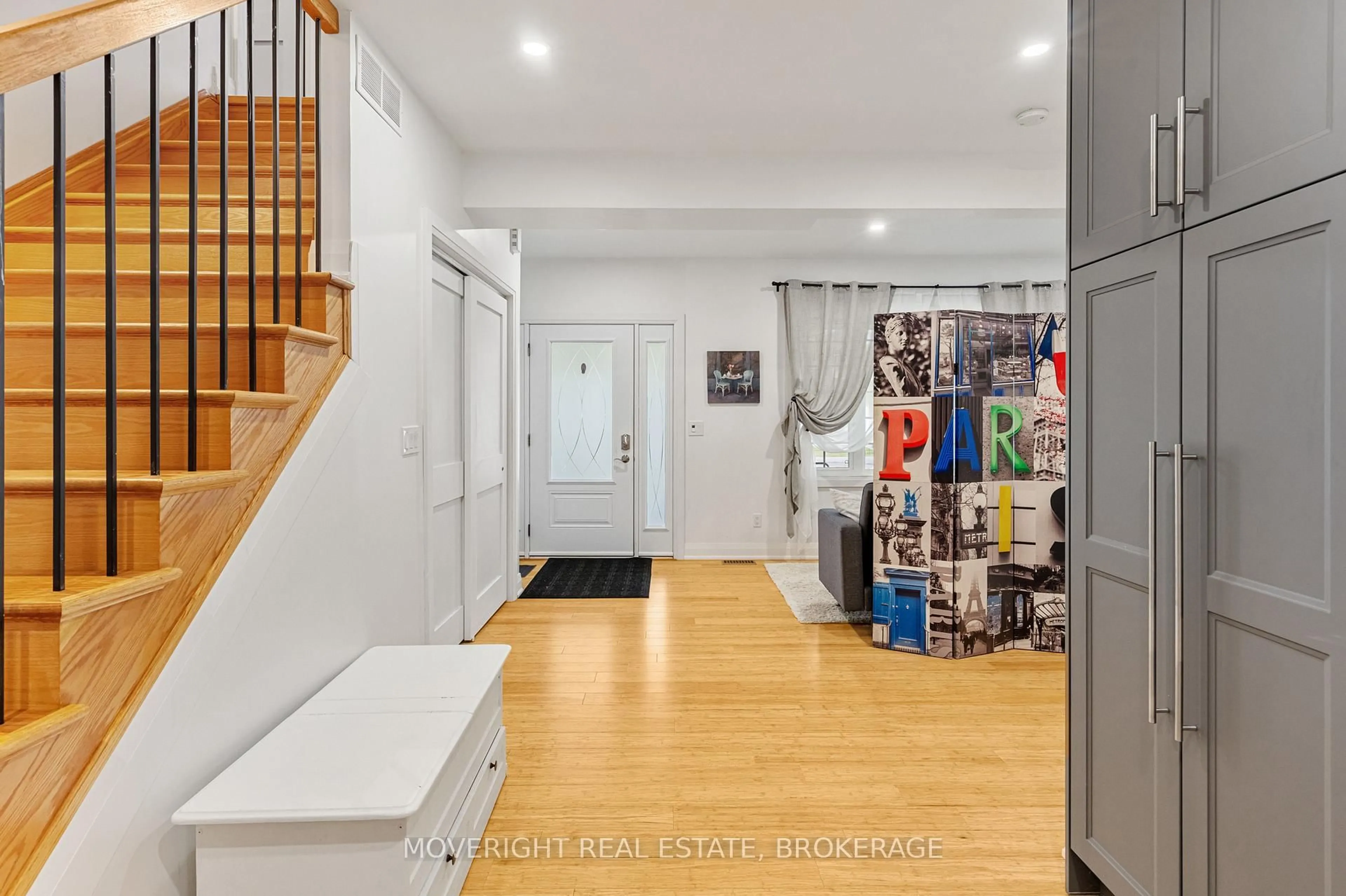 Indoor entryway for 318 Beachview Ave, Fort Erie Ontario L2A 4L7