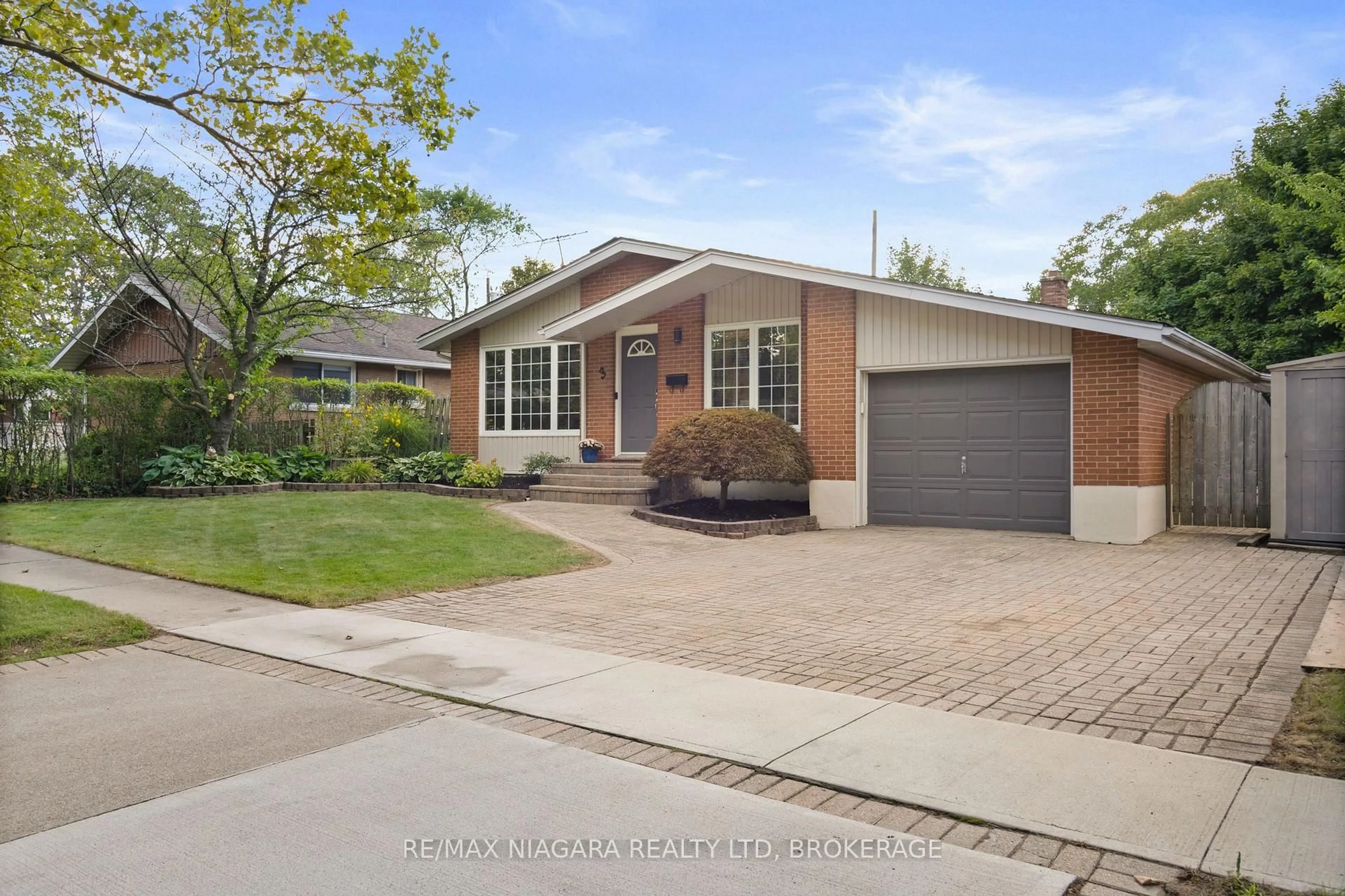 Home with brick exterior material, street for 3 Clearview Hts, St. Catharines Ontario L2T 2W2