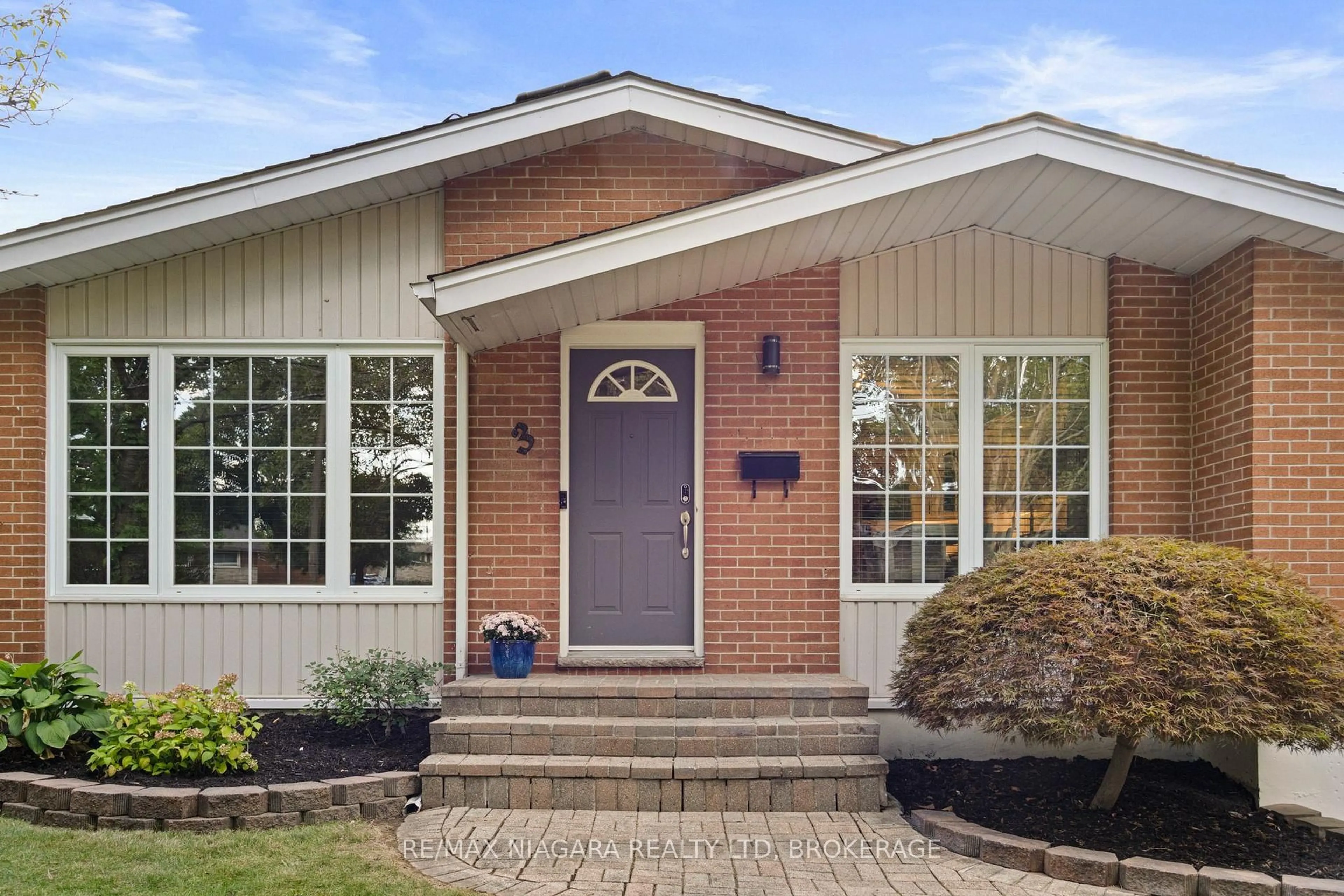 Home with brick exterior material, street for 3 Clearview Hts, St. Catharines Ontario L2T 2W2