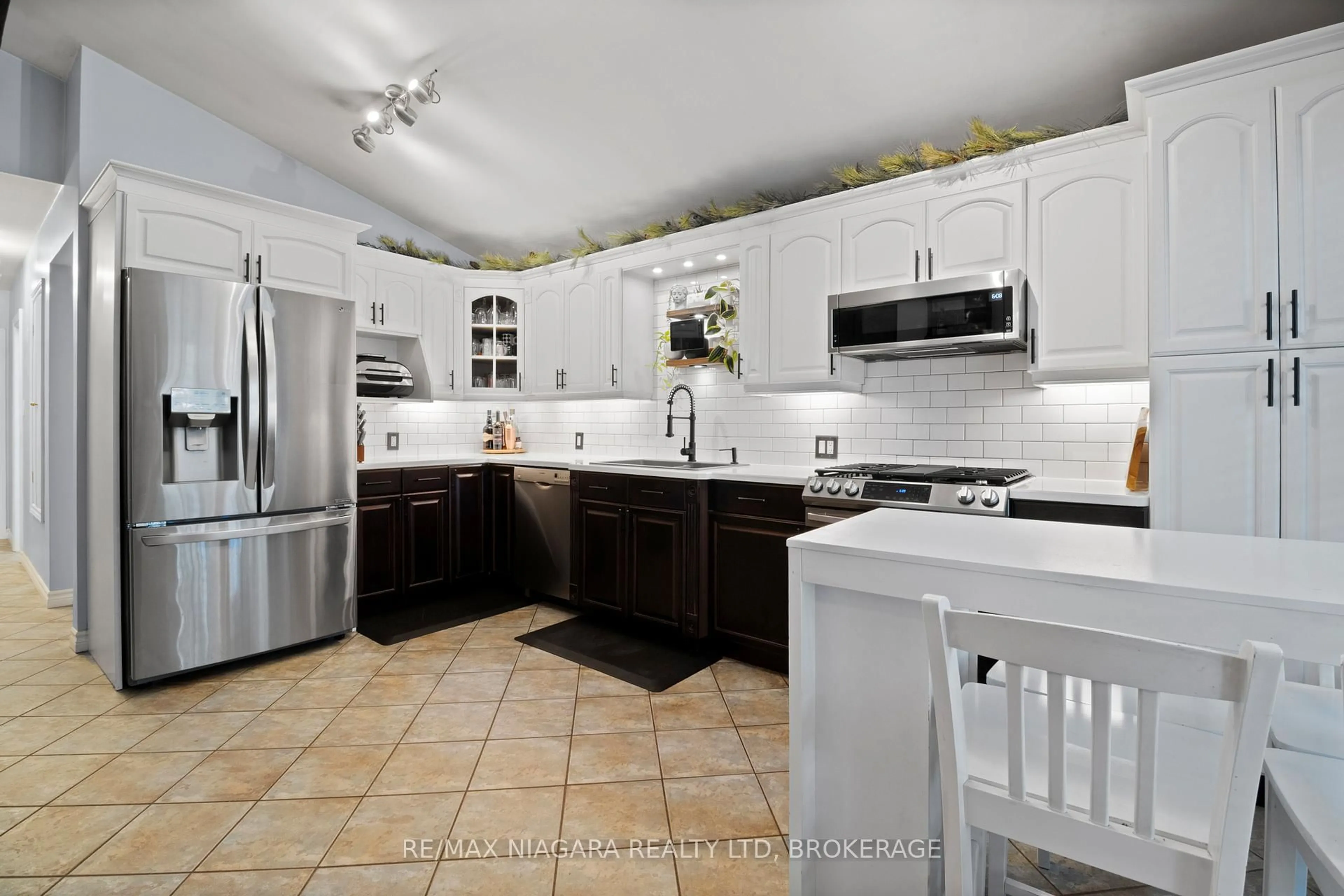 Open concept kitchen, ceramic/tile floor for 3 Clearview Hts, St. Catharines Ontario L2T 2W2