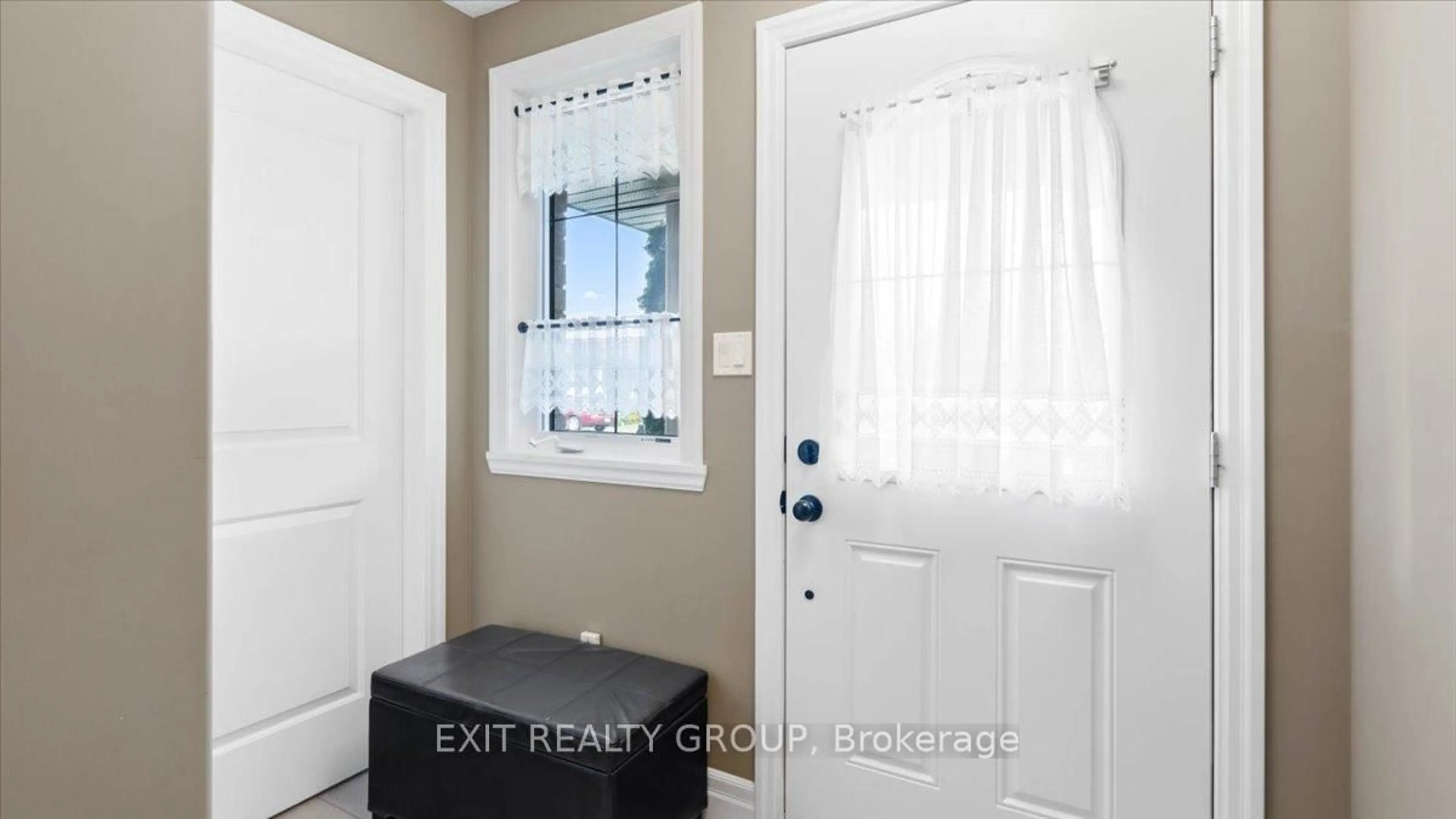 Indoor entryway for 14 Cortland Cres, Barry's Bay Ontario K0K 1B0