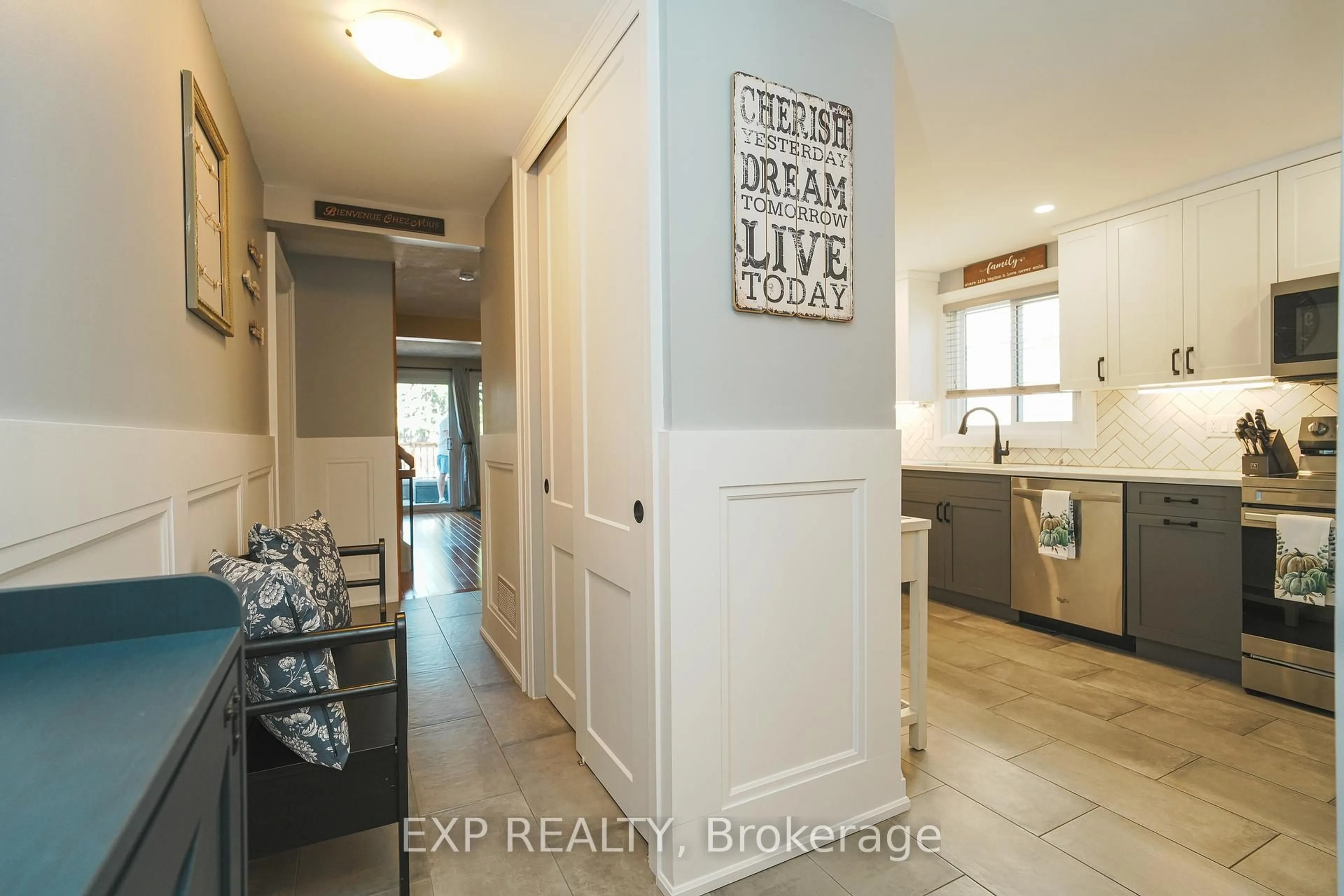 Indoor entryway for 66 Malvern Dr, Nepean Ontario K2J 1M1