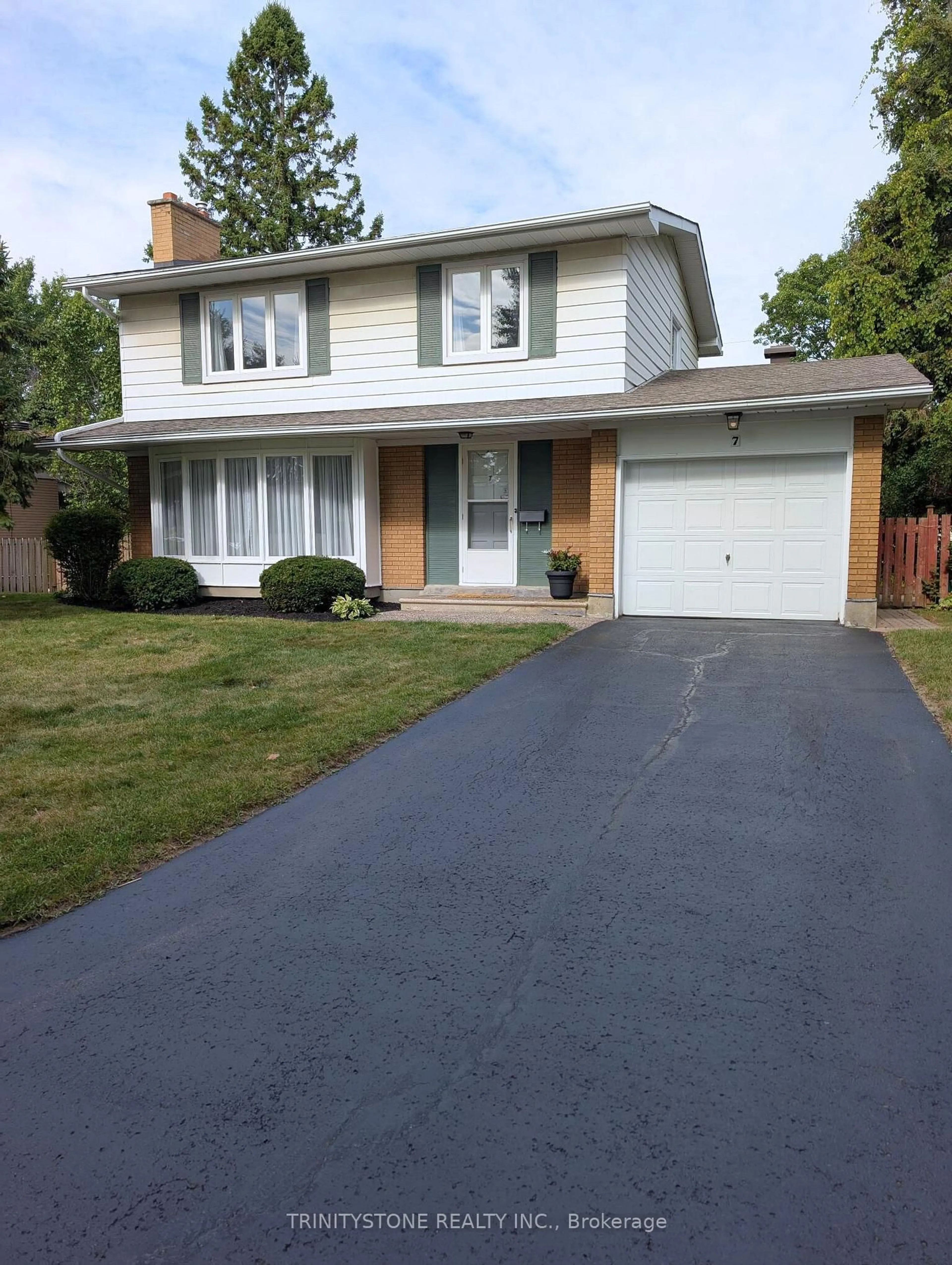 Home with vinyl exterior material, street for 7 Pulford Cres, Ottawa Ontario K2B 6L6