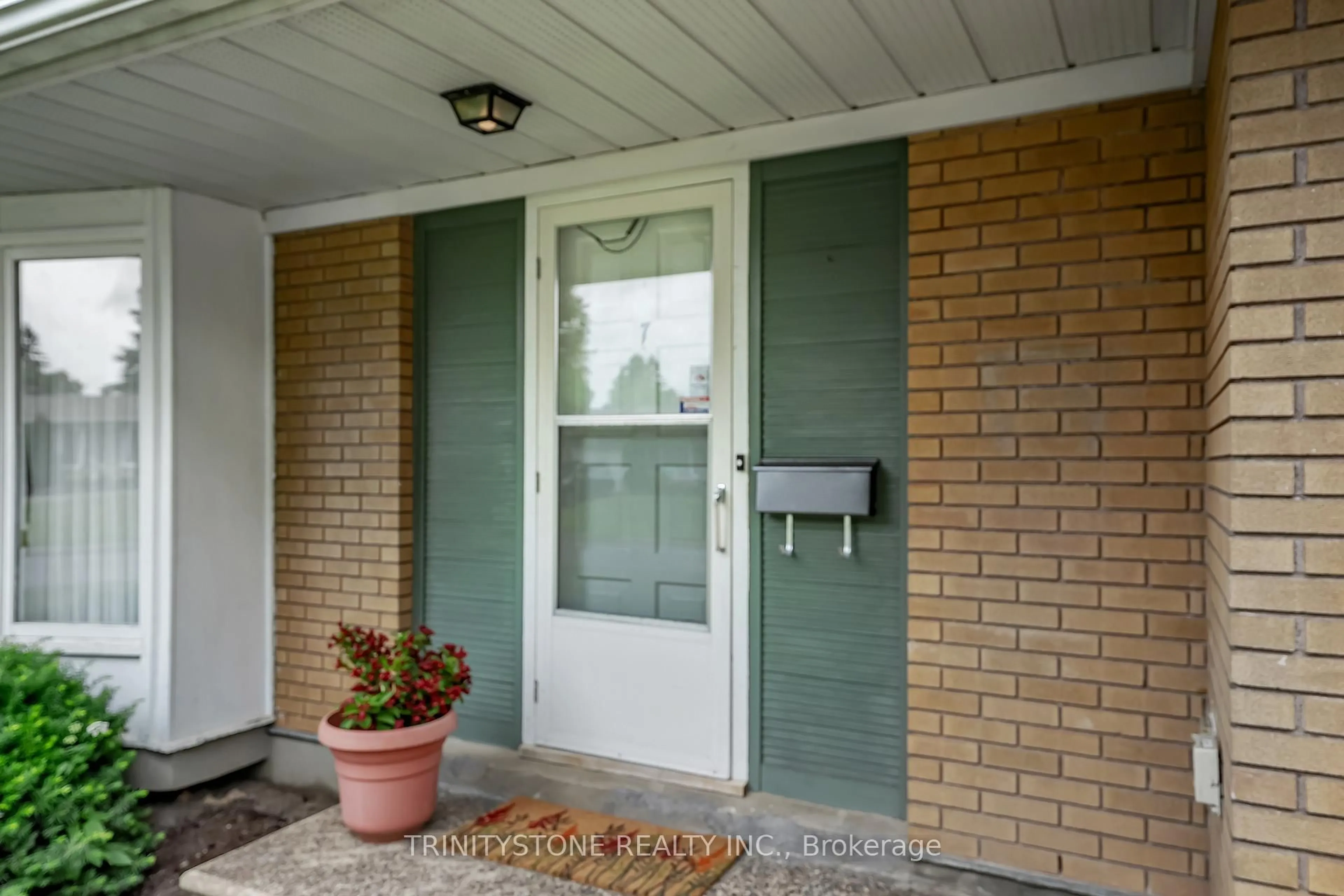 Indoor entryway for 7 Pulford Cres, Ottawa Ontario K2B 6L6