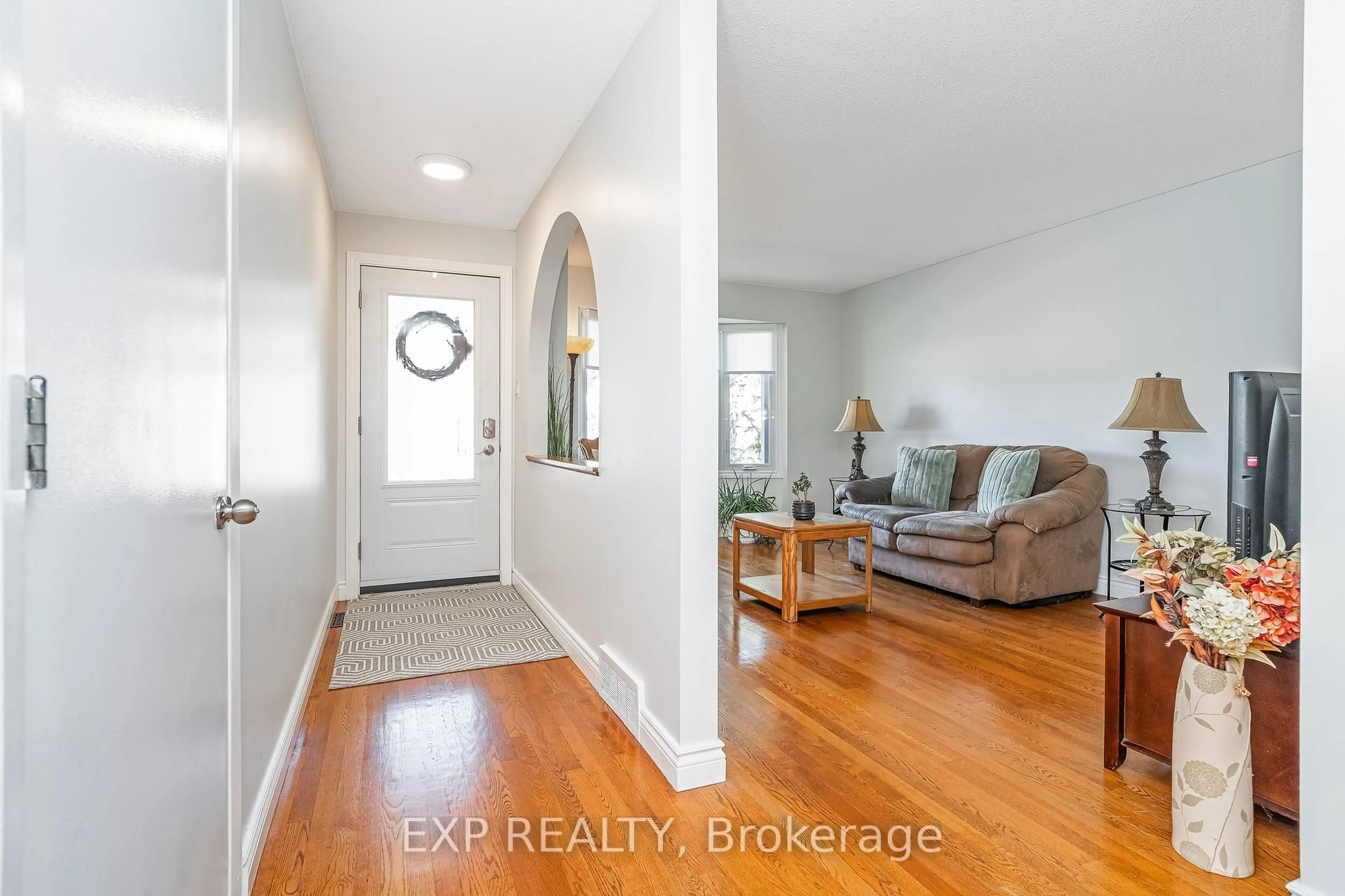 Indoor entryway for 6084A Vineyard Dr, Ottawa Ontario K1C 2M5