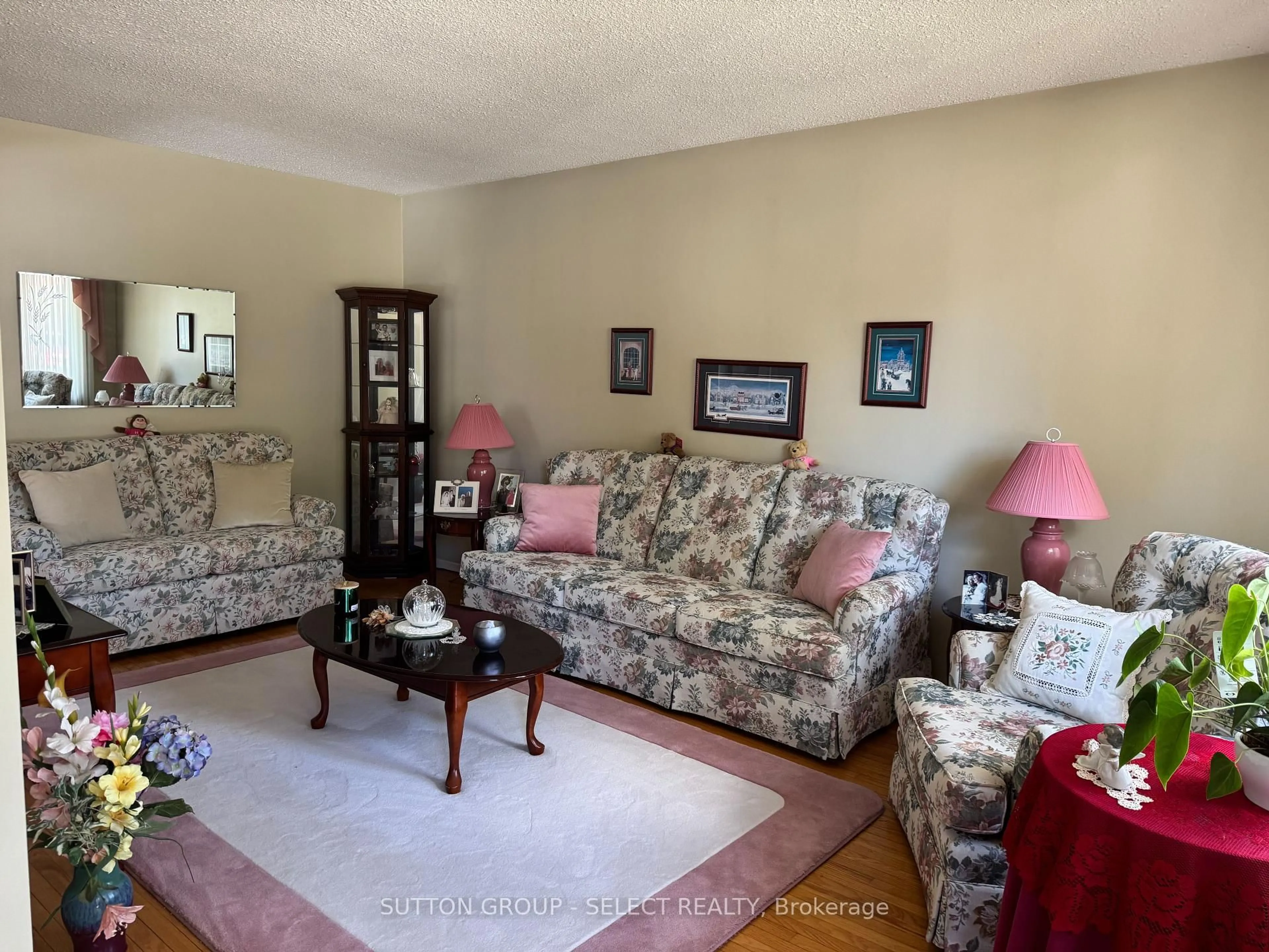 Living room with furniture, unknown for 56 BARRETT Cres, London South Ontario N6E 1T5