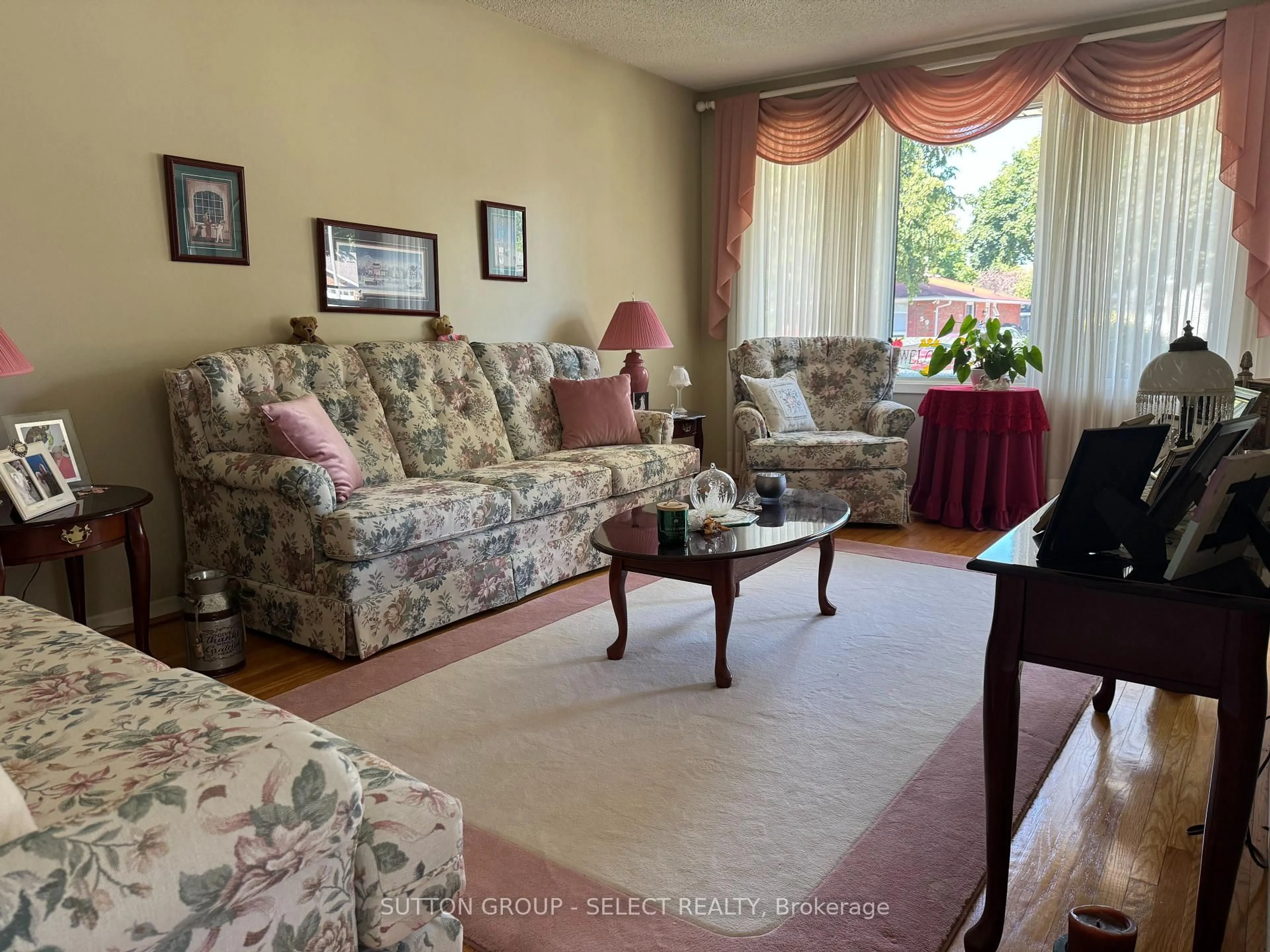Living room with furniture, unknown for 56 BARRETT Cres, London South Ontario N6E 1T5