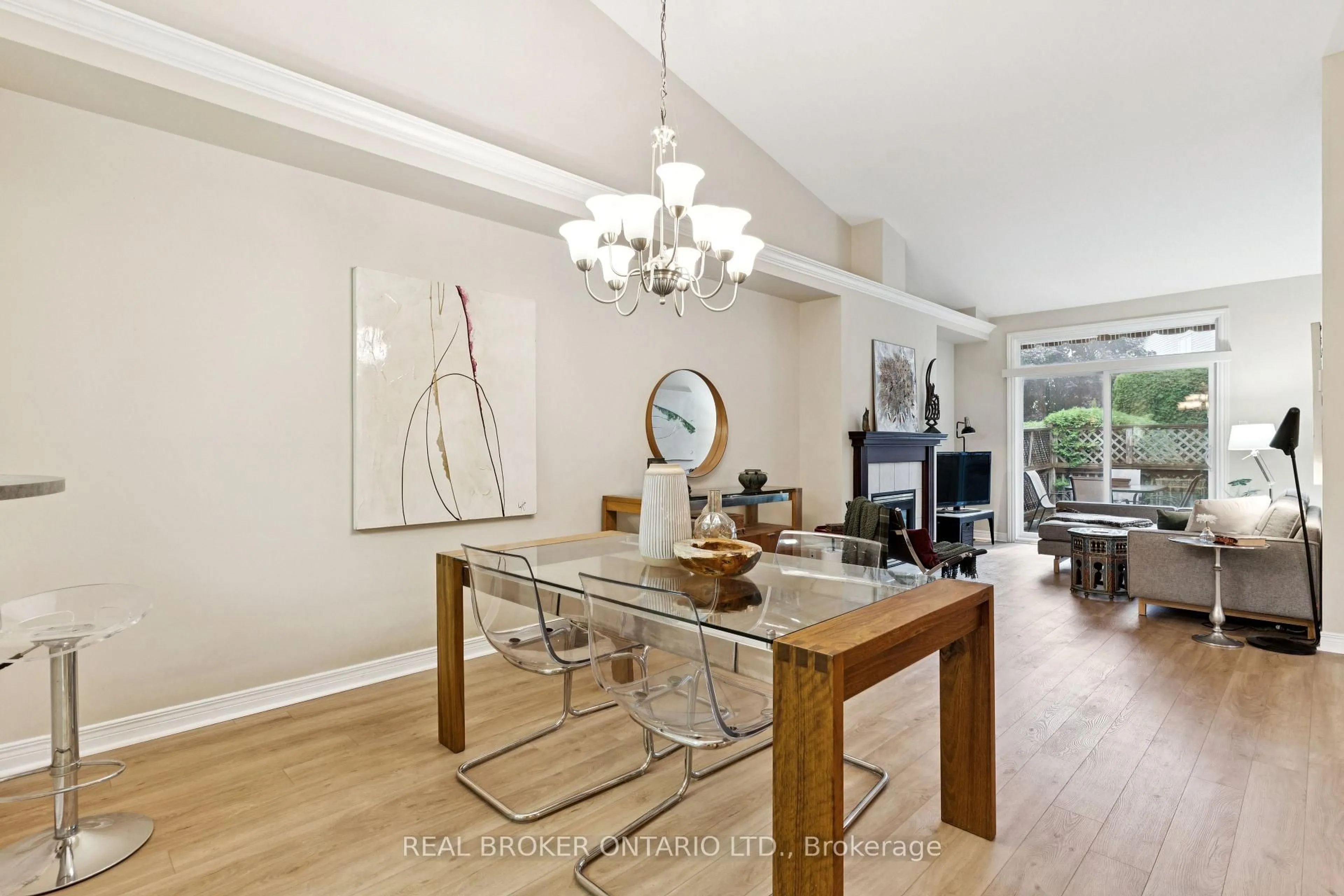 Dining room, wood/laminate floor for 29 Sable Run Dr, Stittsville Ontario K2S 1W8