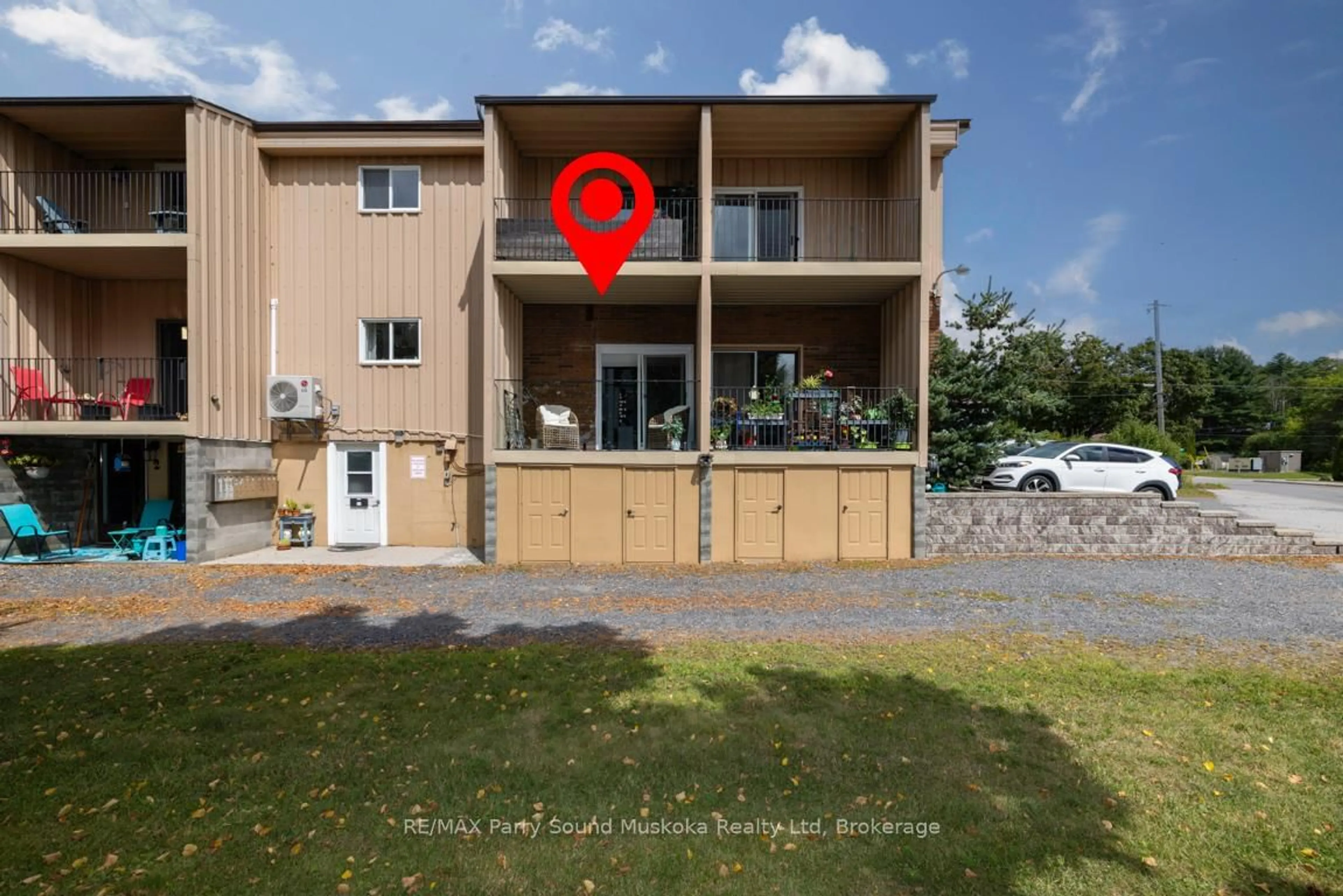 A pic from outside/outdoor area/front of a property/back of a property/a pic from drone, building for 21 Prospect St #4, Parry Sound Ontario P2A 2B5