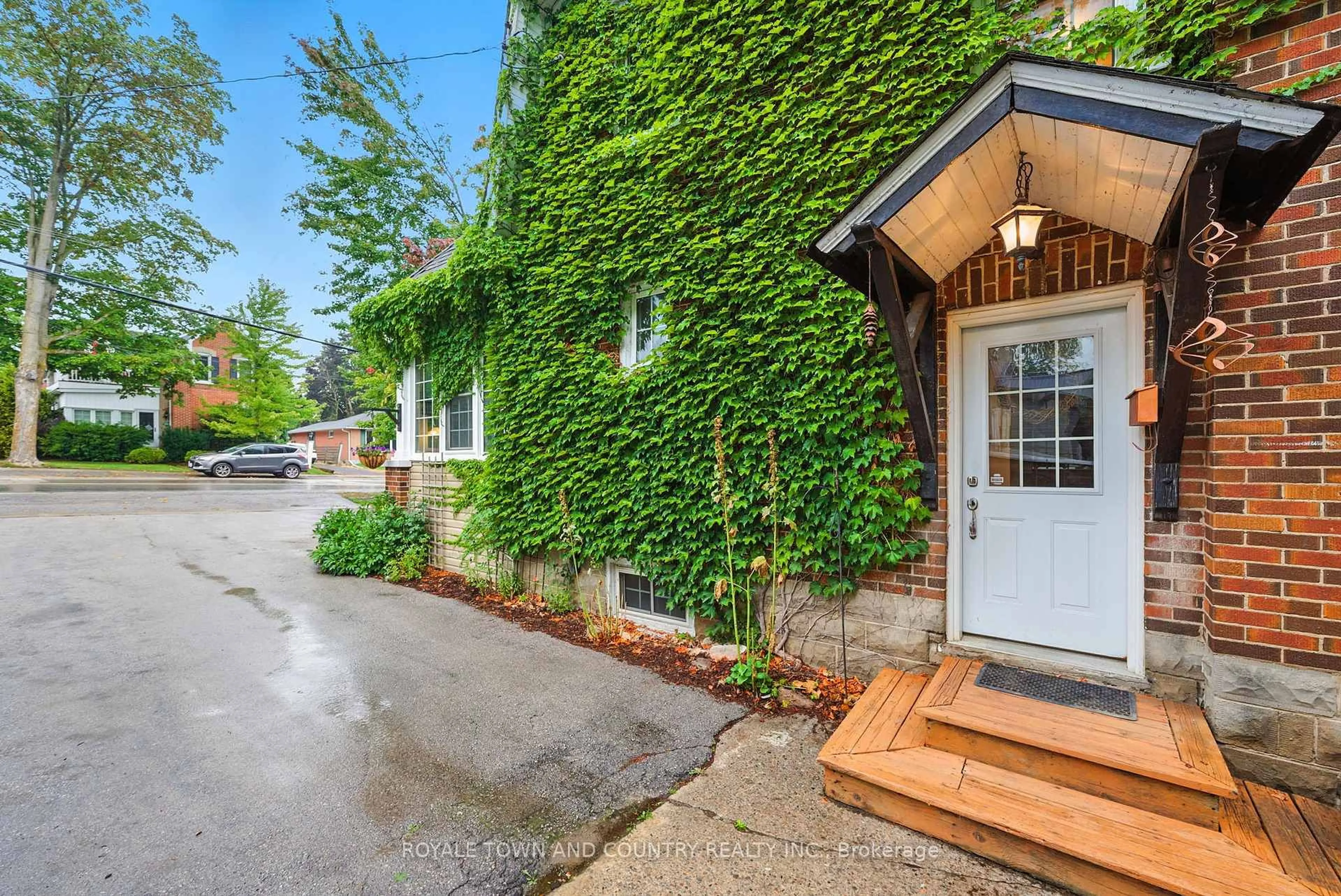 Patio, street for 402 Eldon Rd, Kawartha Lakes Ontario K0M 2C0