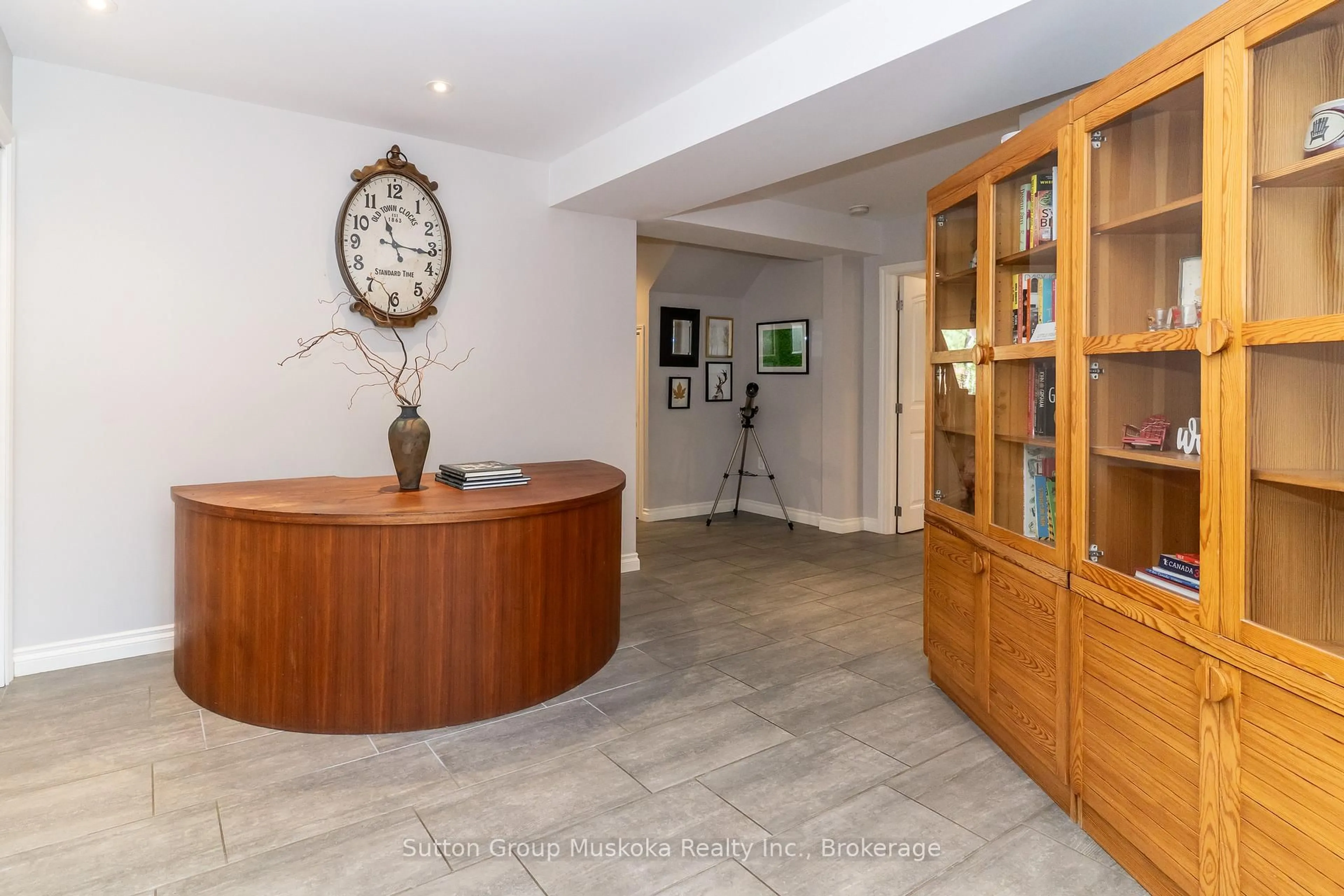 Indoor foyer for 4945 Muskoka 117 Rd, Lake of Bays Ontario P0A 1E0