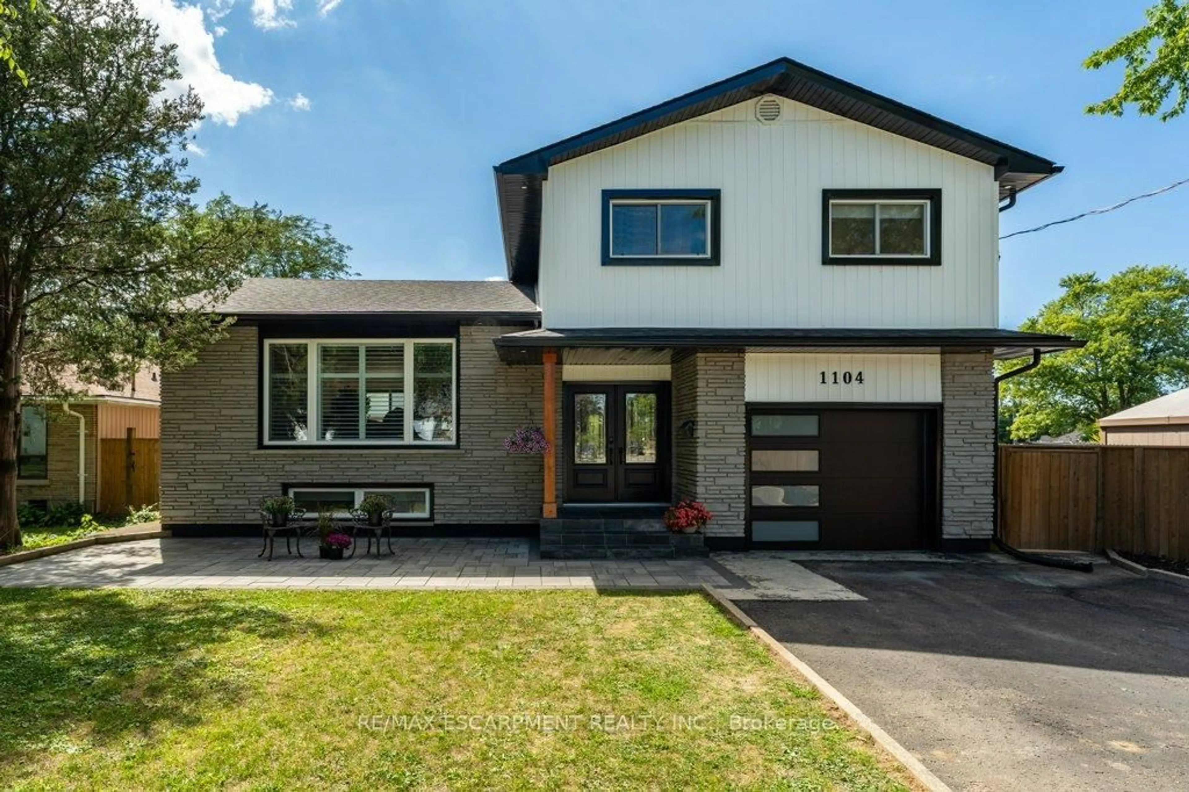 Home with brick exterior material, street for 1104 Vansickle Rd, St. Catharines Ontario L2S 2Z8