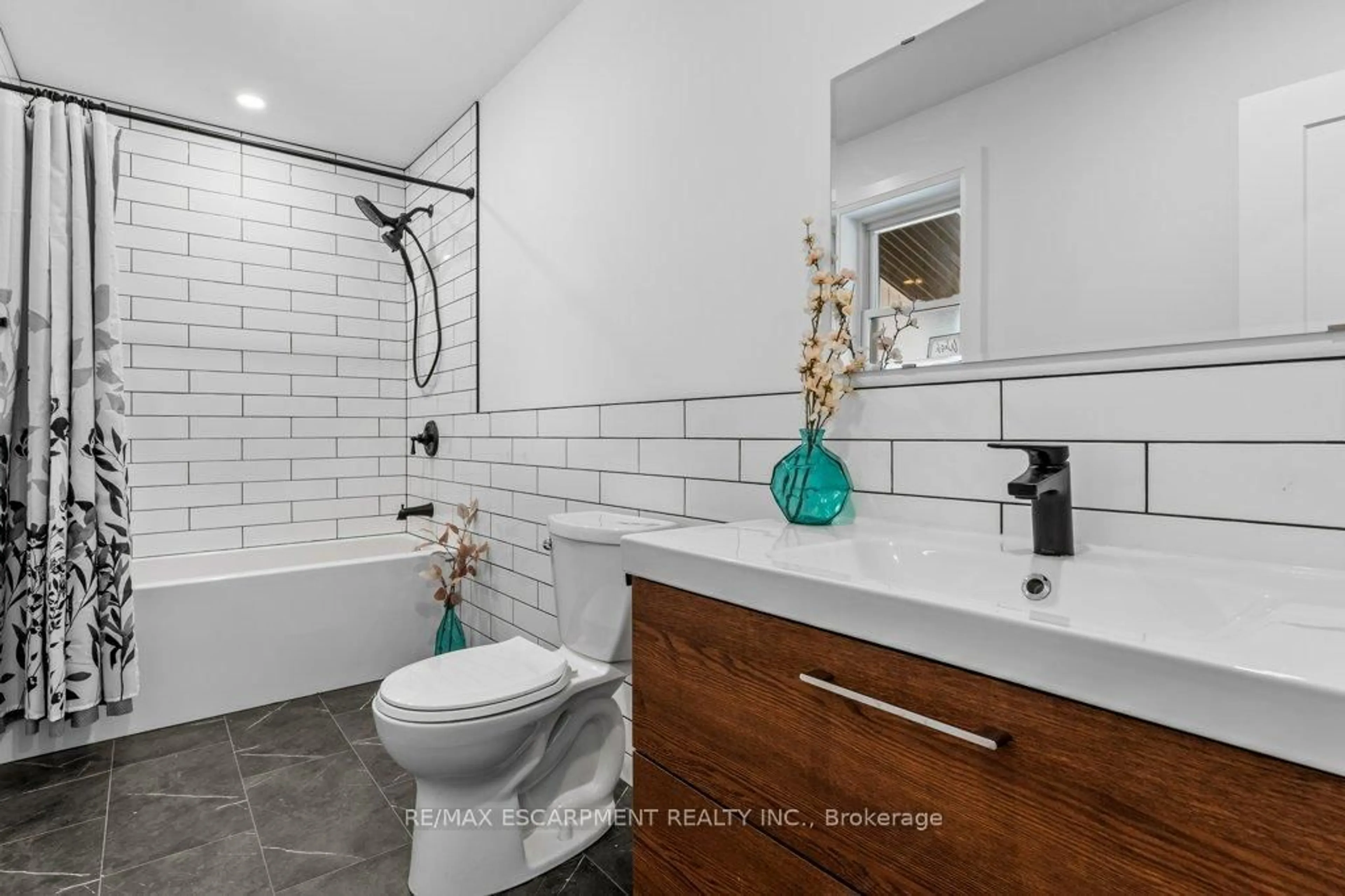 Standard bathroom, ceramic/tile floor for 1104 Vansickle Rd, St. Catharines Ontario L2S 2Z8