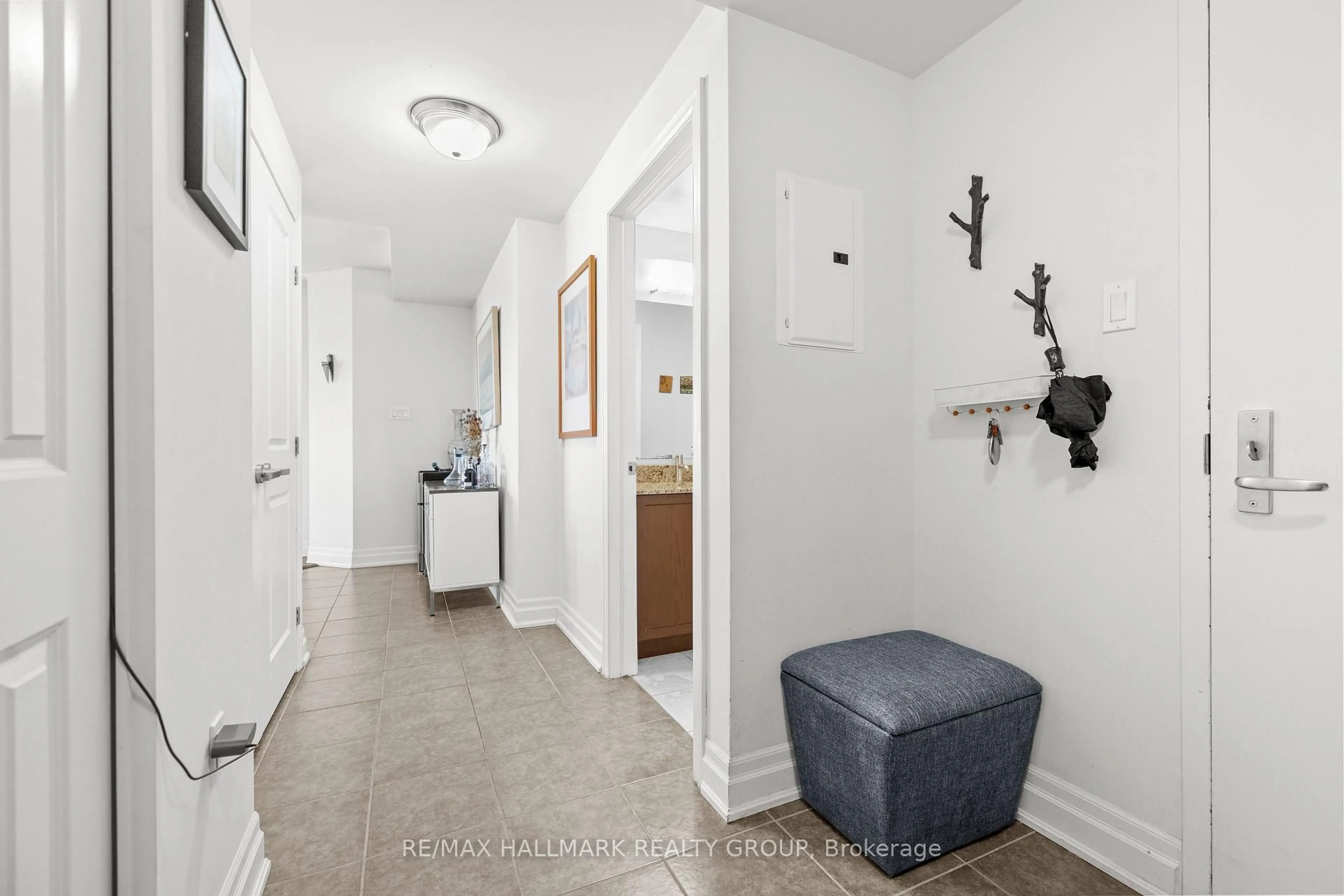 Indoor entryway for 90 Landry St #1304, Ottawa Ontario K1L 0A9
