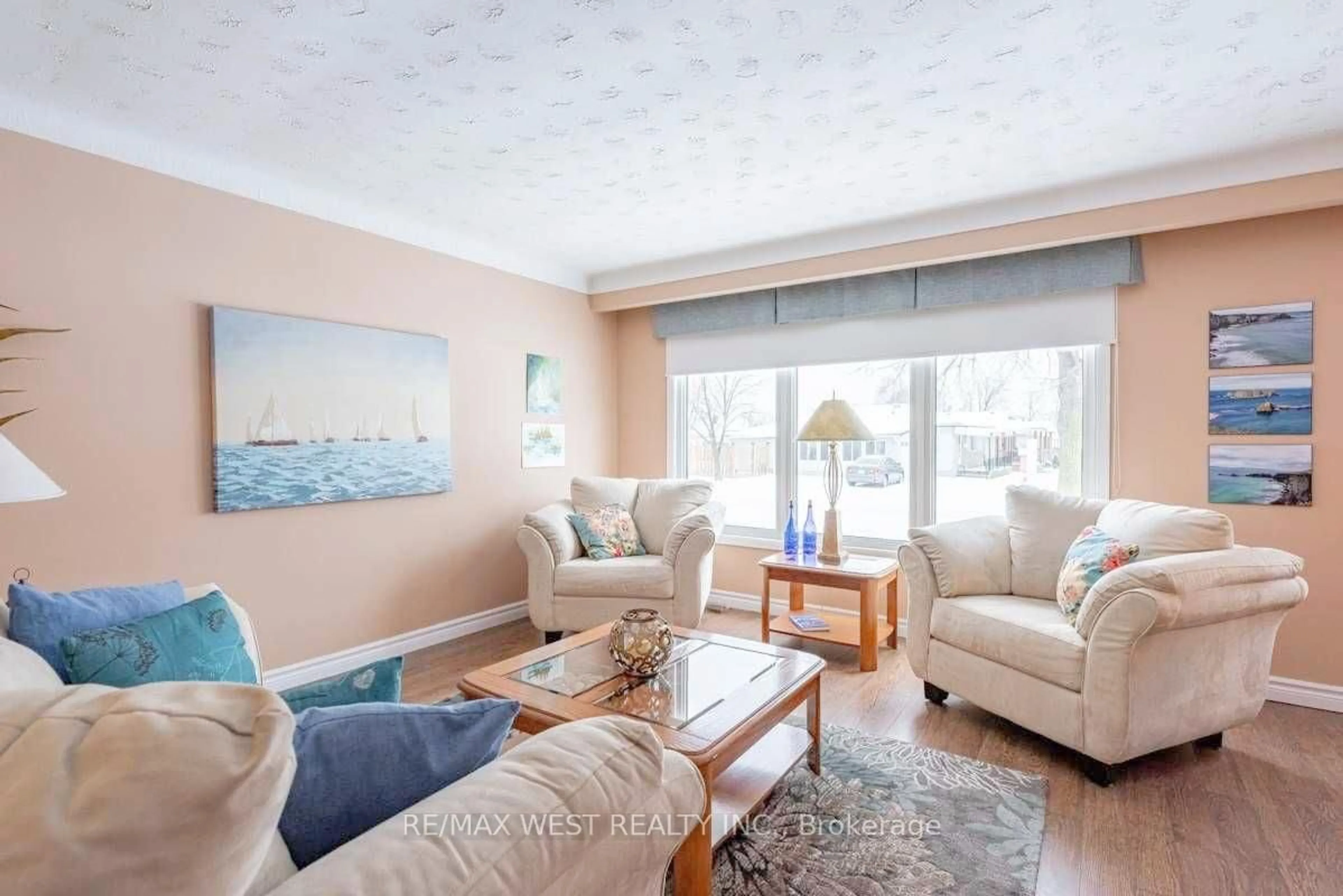 Living room with furniture, unknown for 7570 Jubilee Dr, Niagara Falls Ontario L2G 7J6