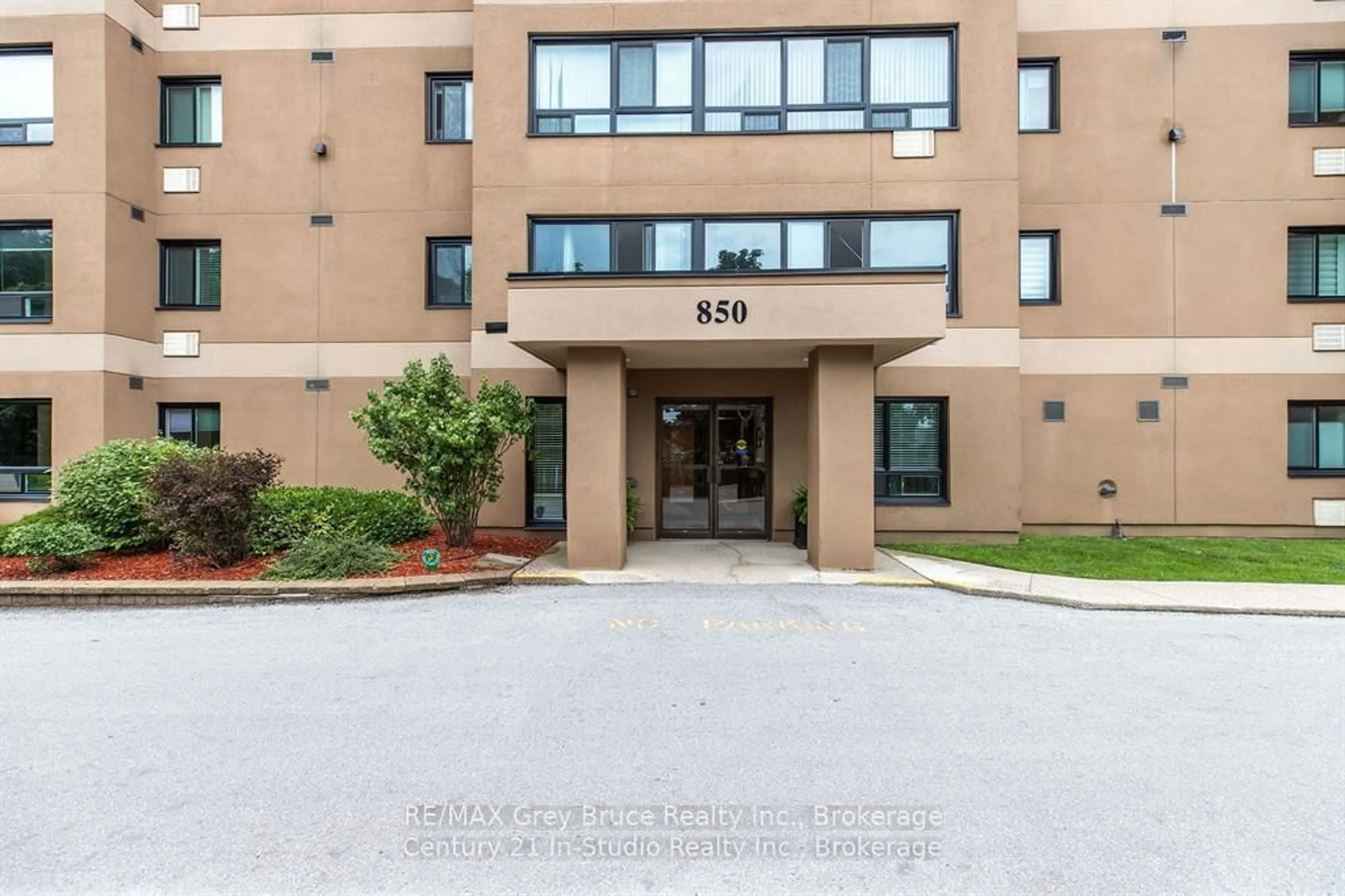 Indoor foyer for 850 6th St #502, Owen Sound Ontario N4K 6T7