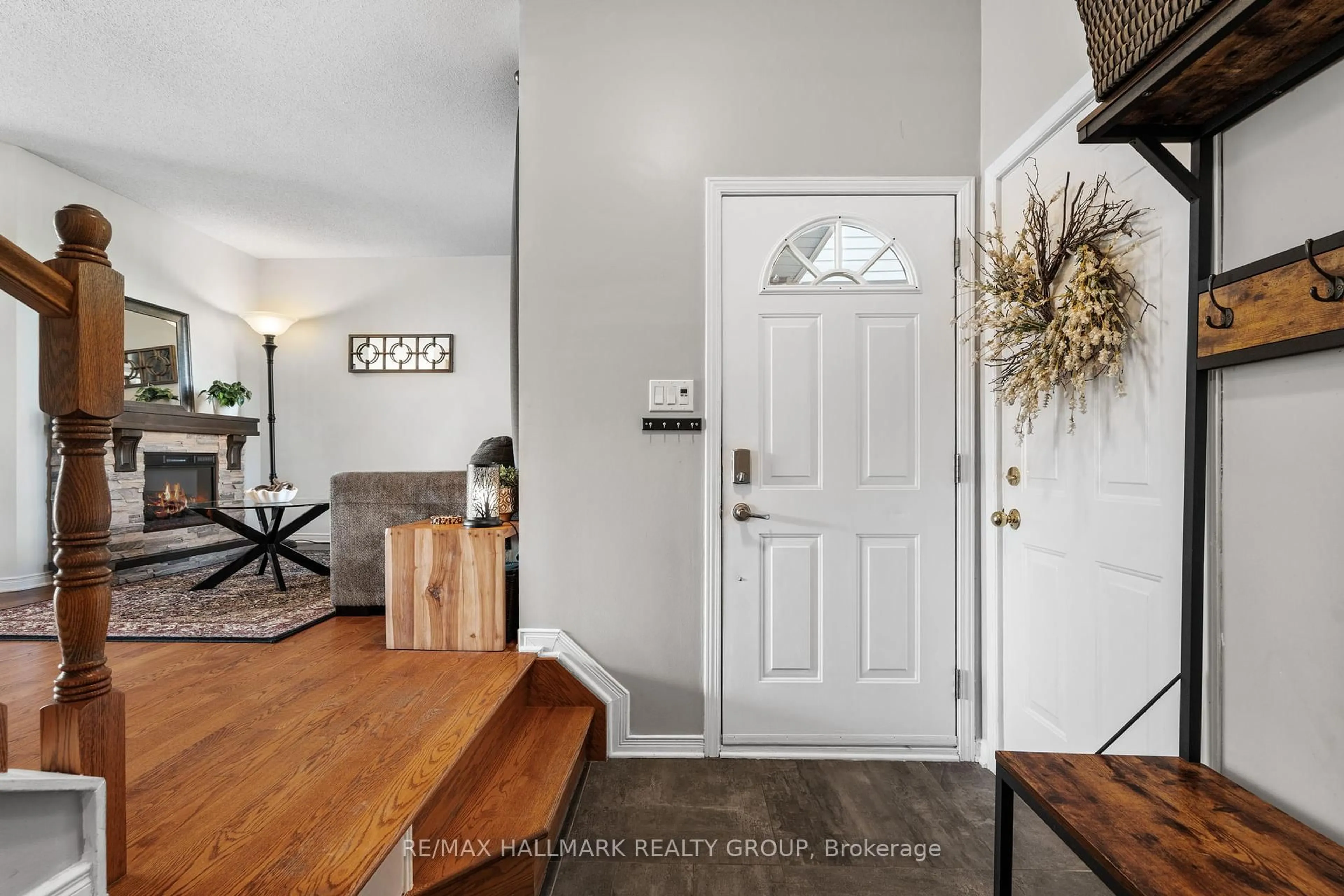 Indoor entryway for 62 College Circ, Ottawa Ontario K1K 4R8