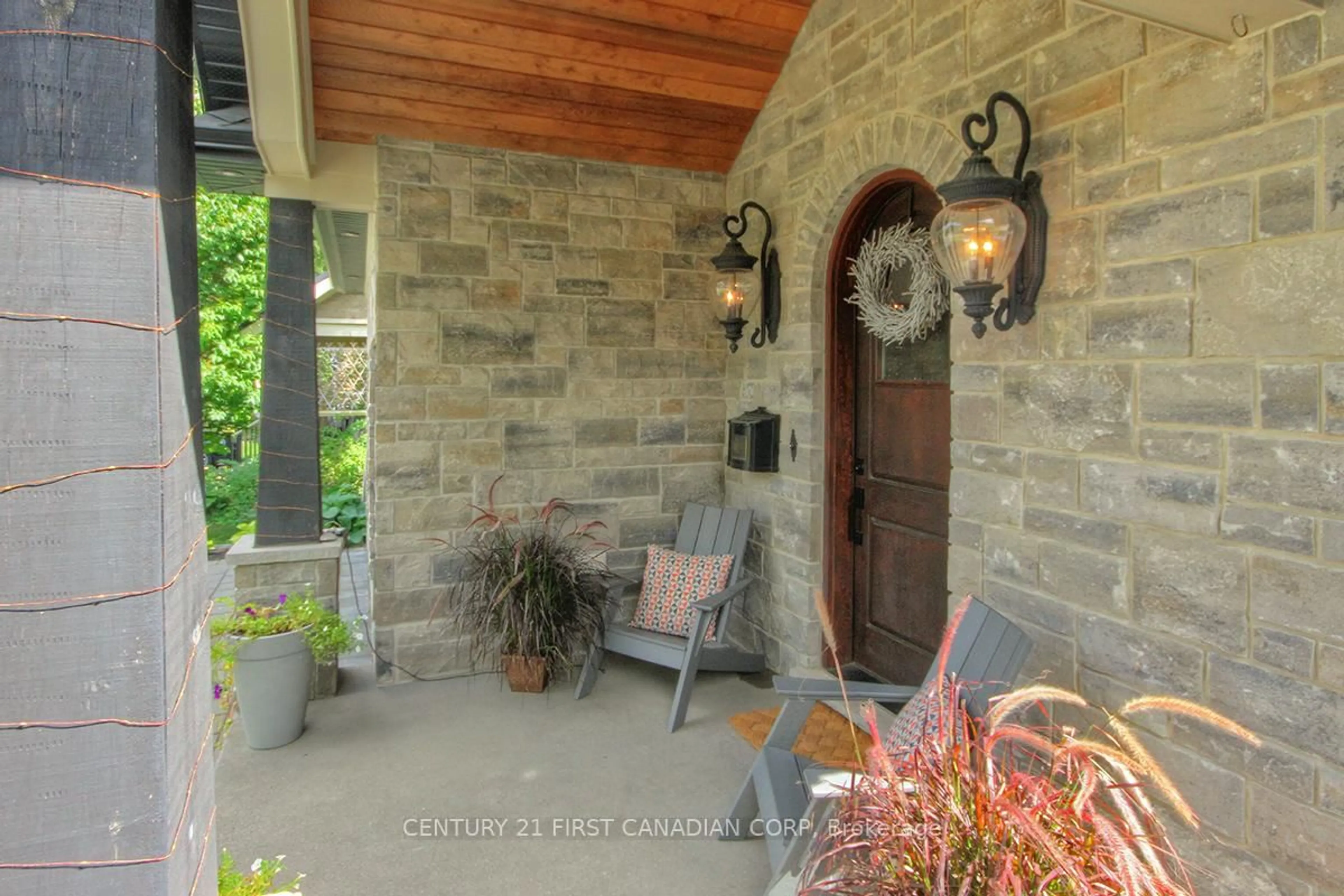 Indoor entryway for 171 TECUMSEH Ave, London South Ontario N6C 1S3