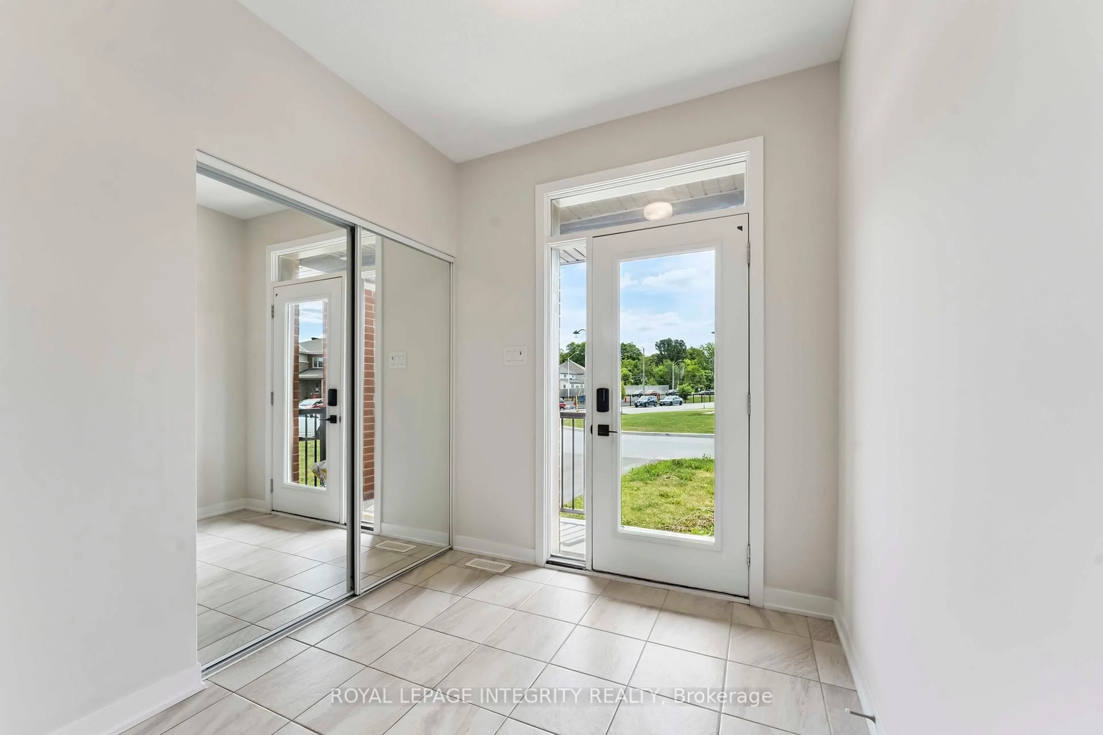 Indoor entryway for 227 Ormiston Cres, Ottawa Ontario K2J 7E3