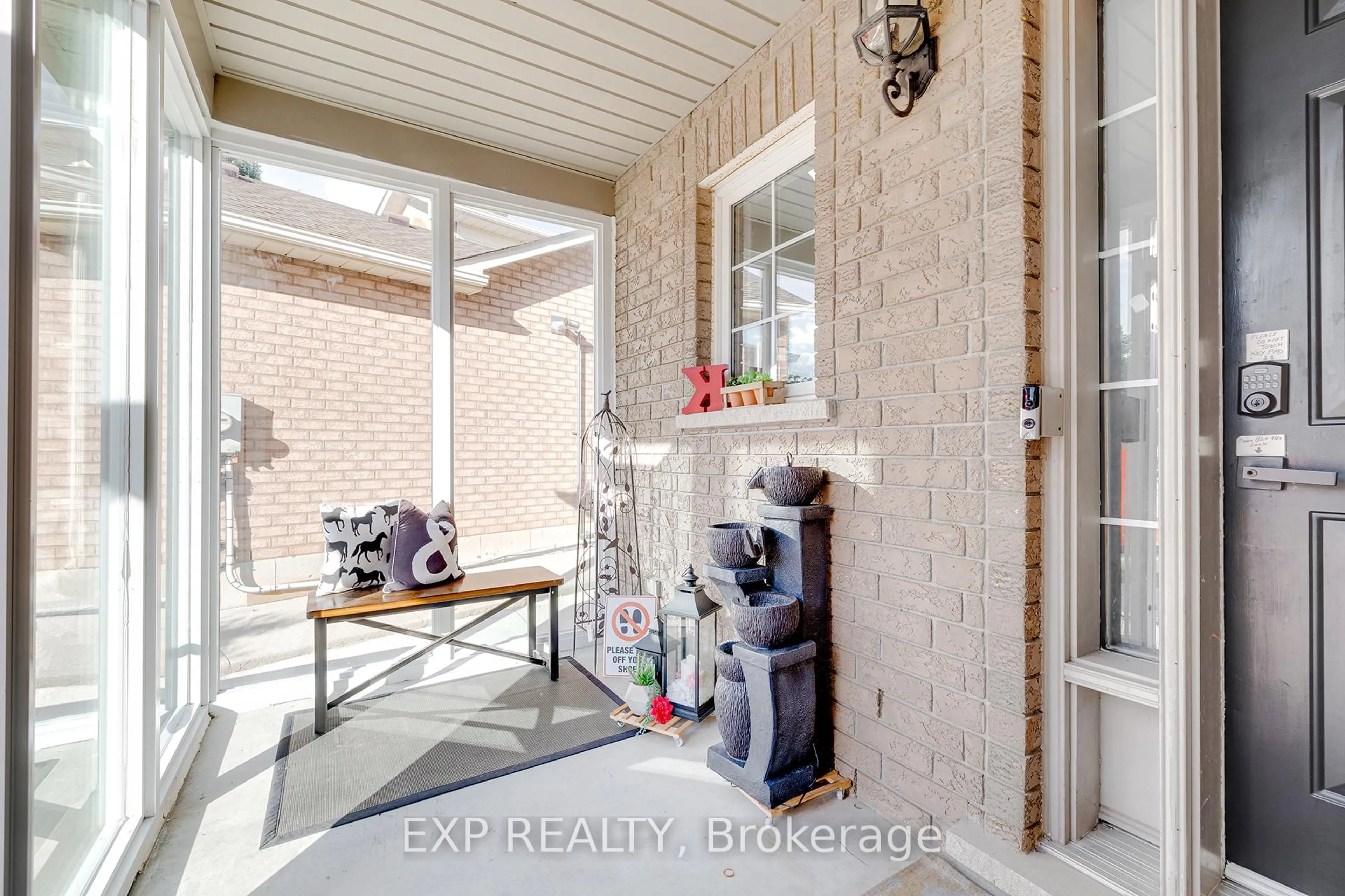 Indoor entryway for 44 Pentland Rd, Hamilton Ontario L0R 2H5