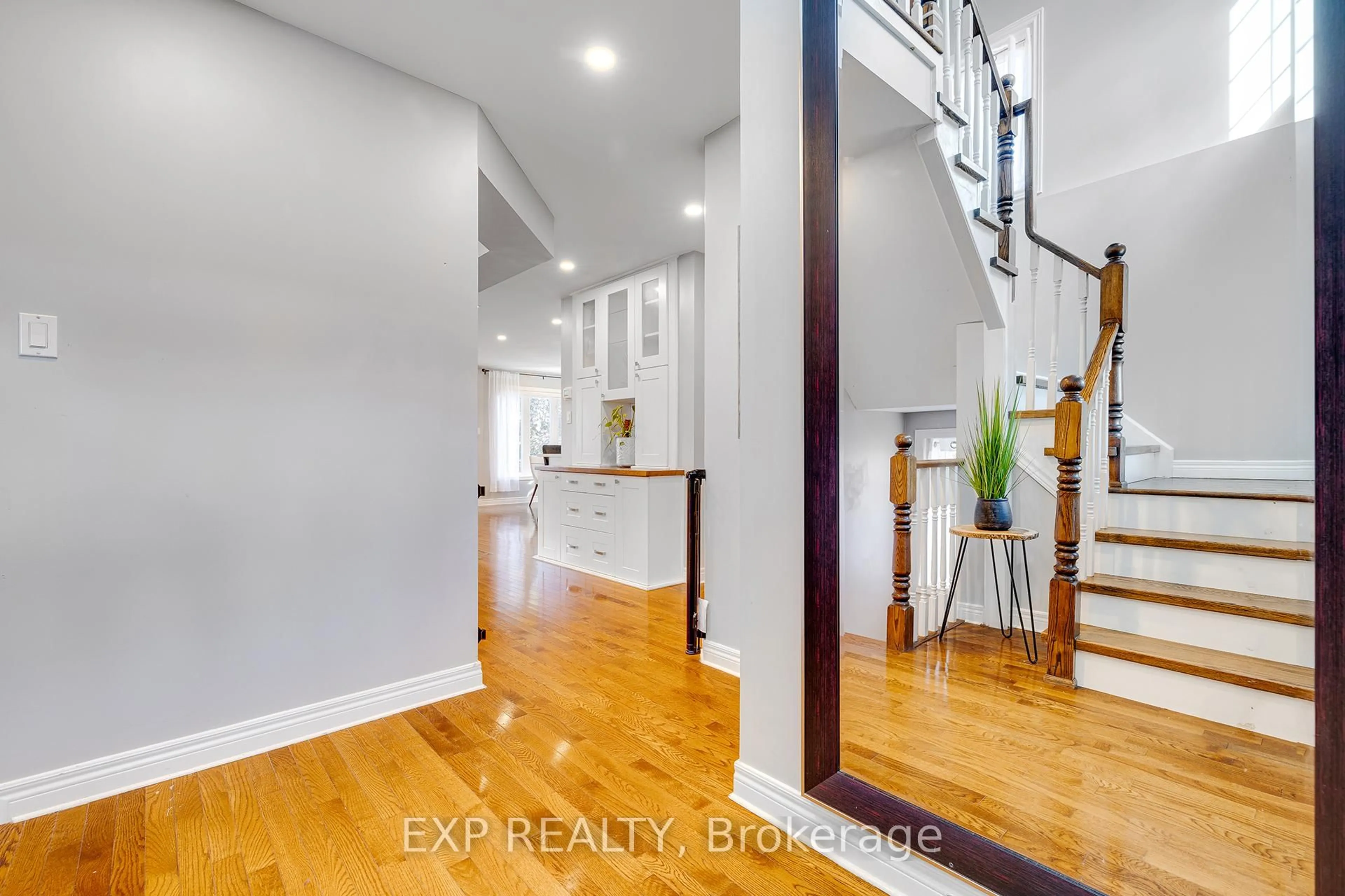Indoor entryway for 44 Pentland Rd, Hamilton Ontario L0R 2H5