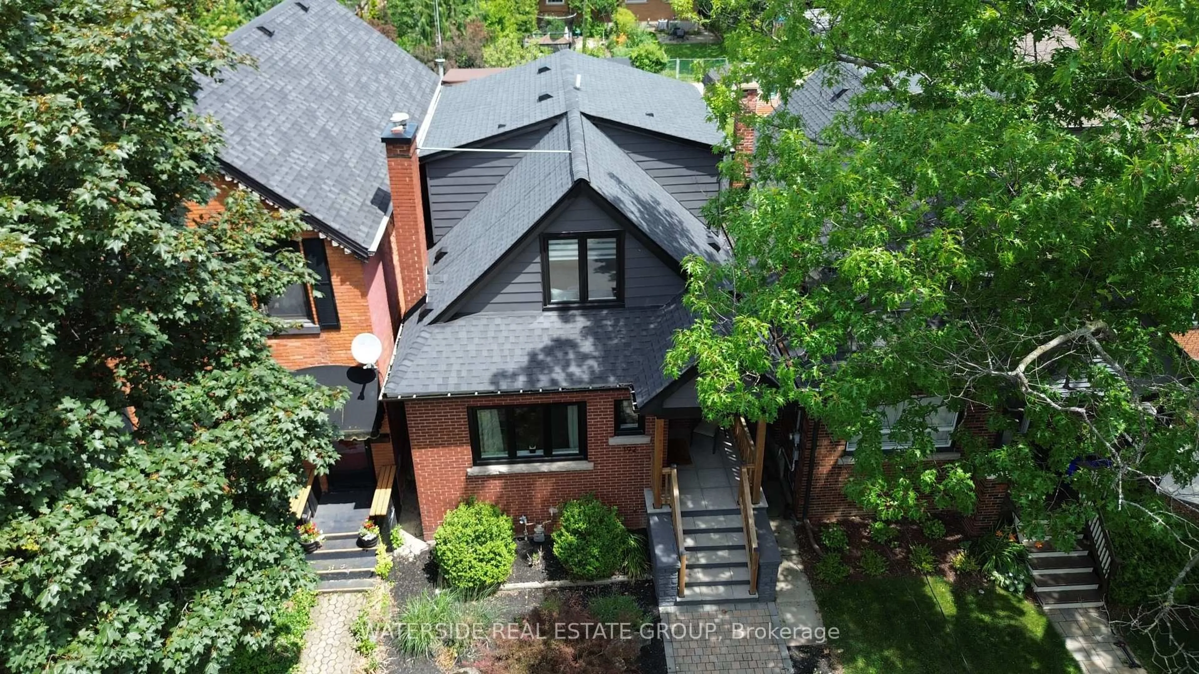 A pic from outside/outdoor area/front of a property/back of a property/a pic from drone, street for 192 Homewood Ave, Hamilton Ontario L8P 2M5